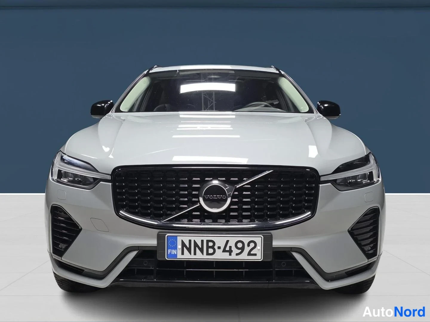 Harmaa Volvo XC60 2024, edestä, kuva 3