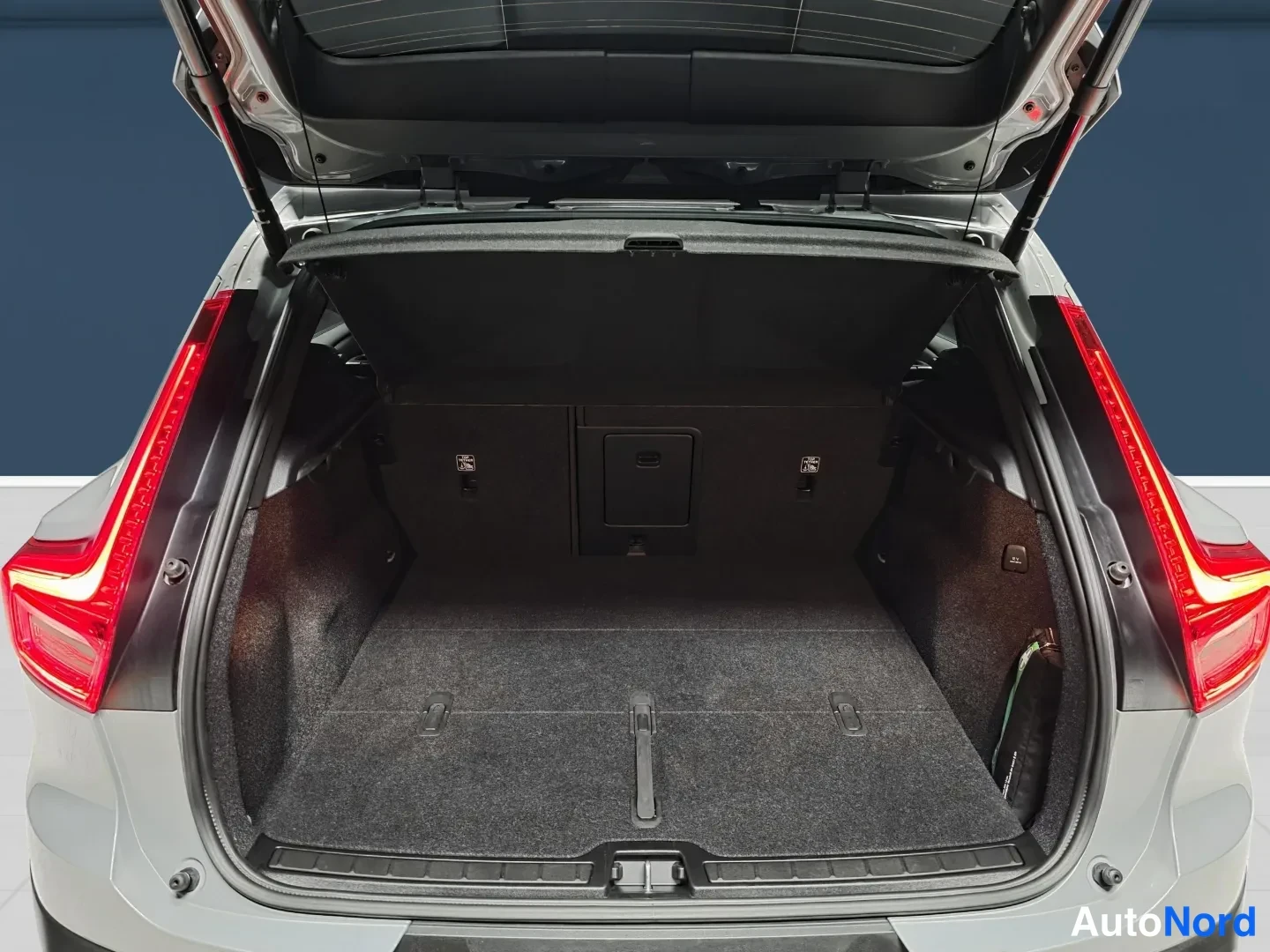 Grey Volvo XC40 2025, rear, photo 7