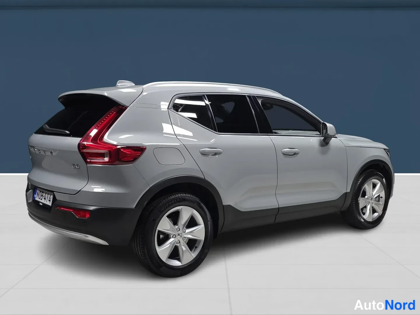 Grey Volvo XC40 2025, rear three-quarter, photo 5
