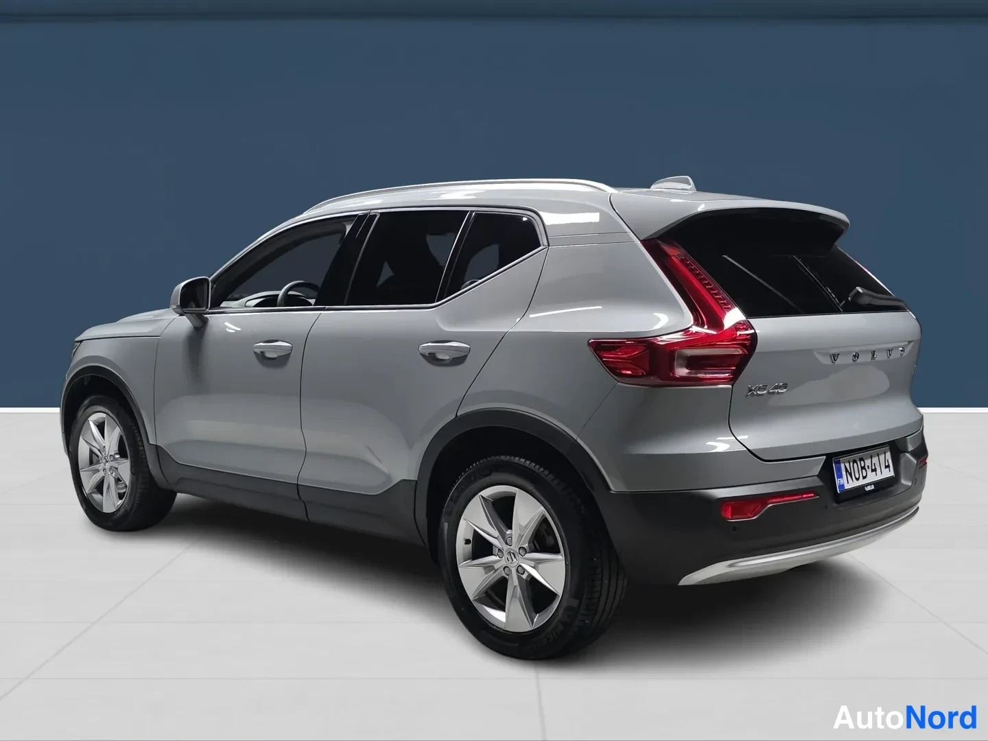 Grey Volvo XC40 2025, rear three-quarter, photo 4