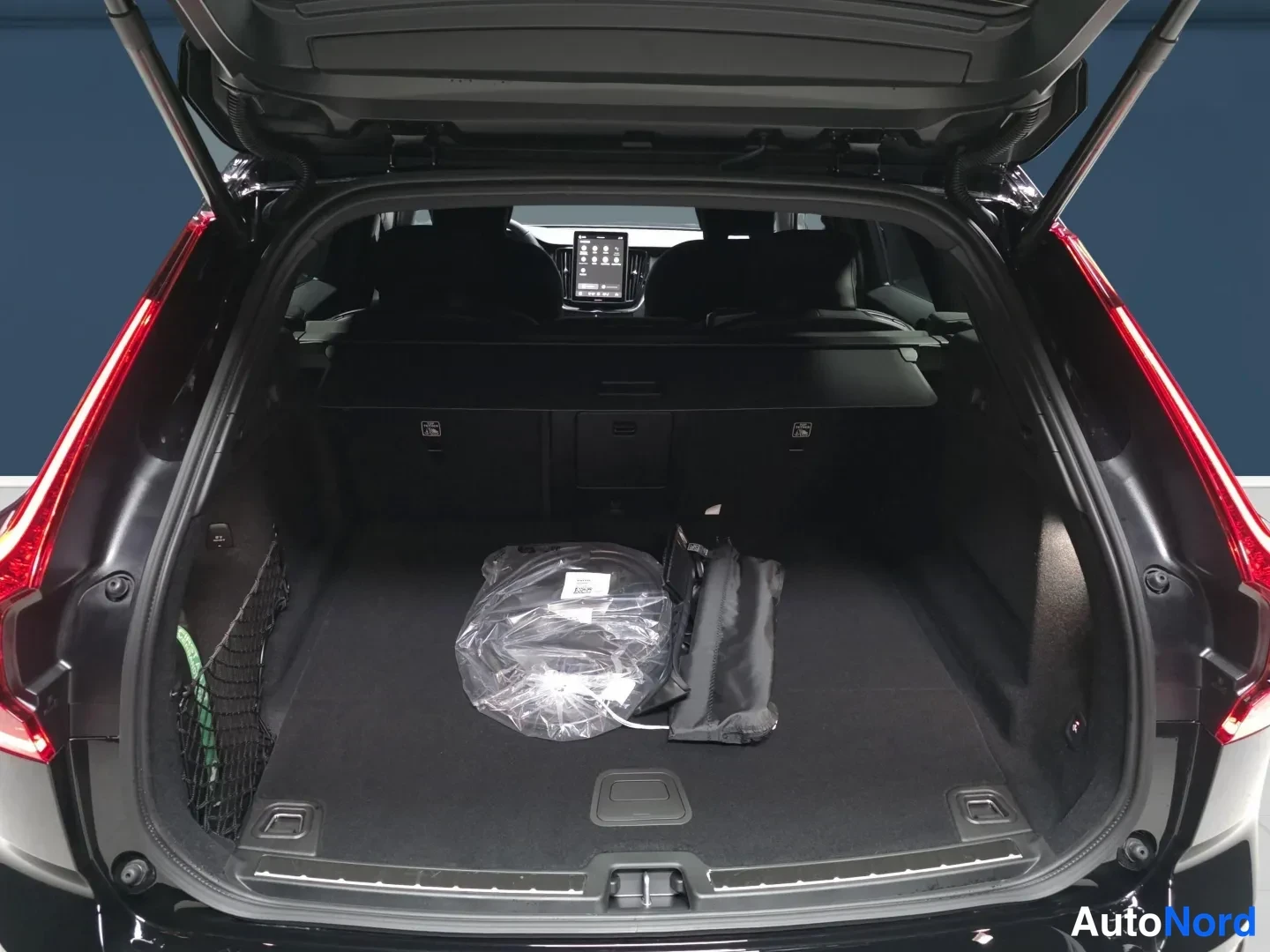 Musta Volvo XC60 2026, takaa, kuva 10