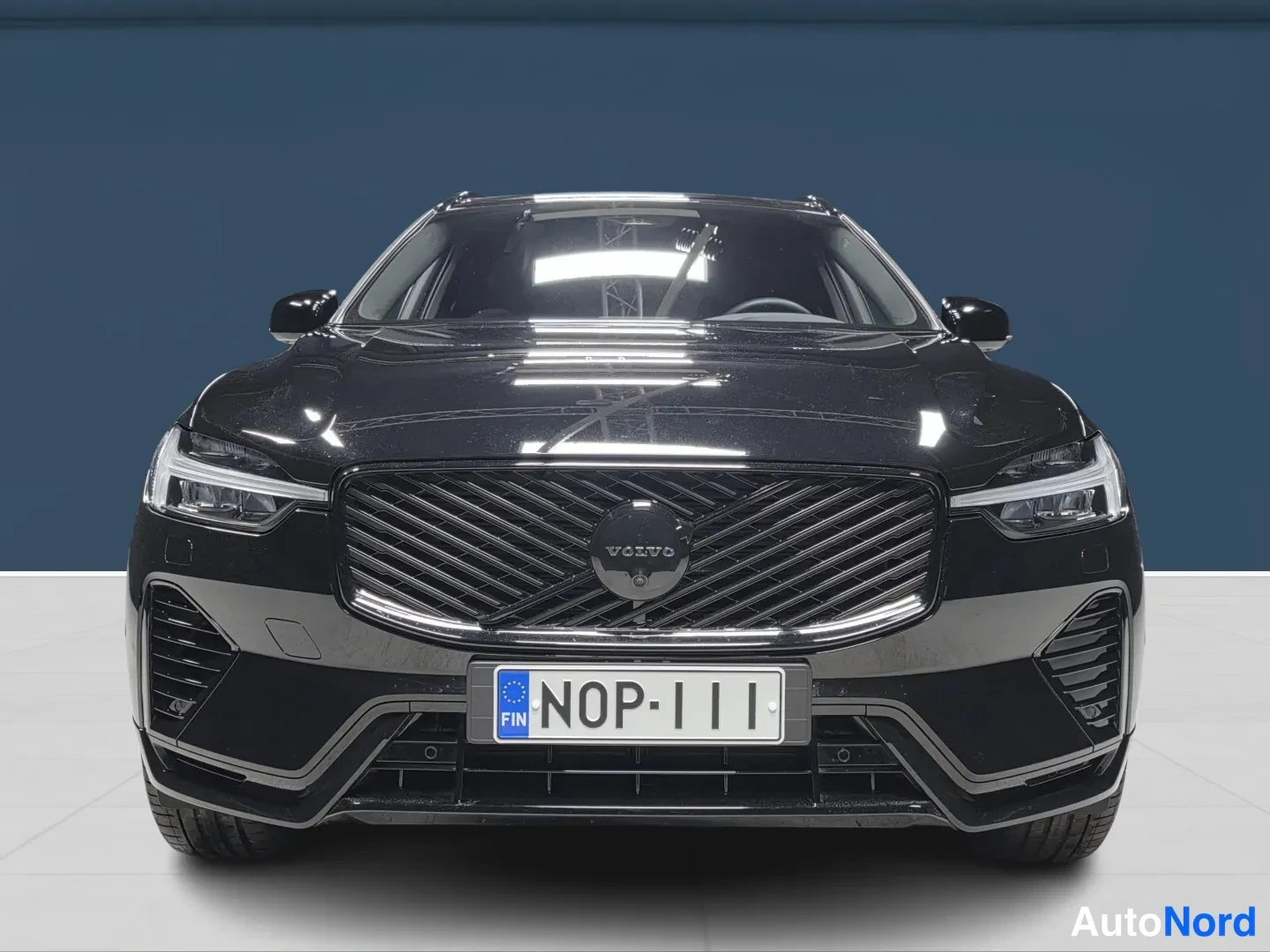 Musta Volvo XC60 2026, edestä, kuva 4