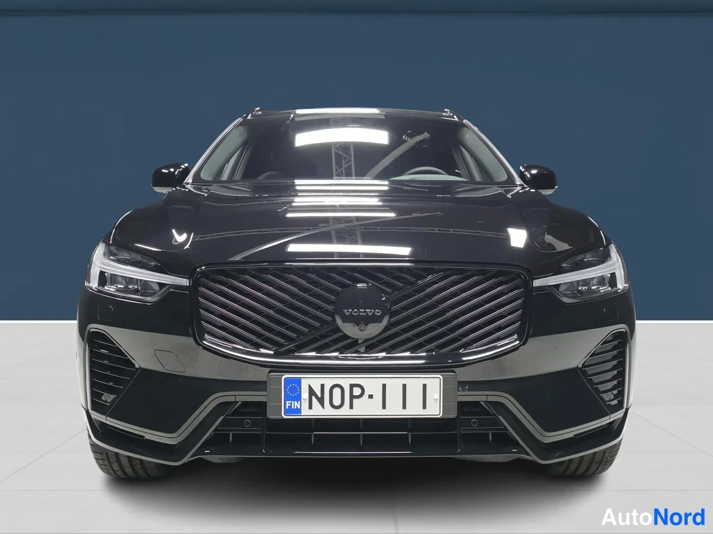 Musta Volvo XC60 2026, edestä, kuva 3