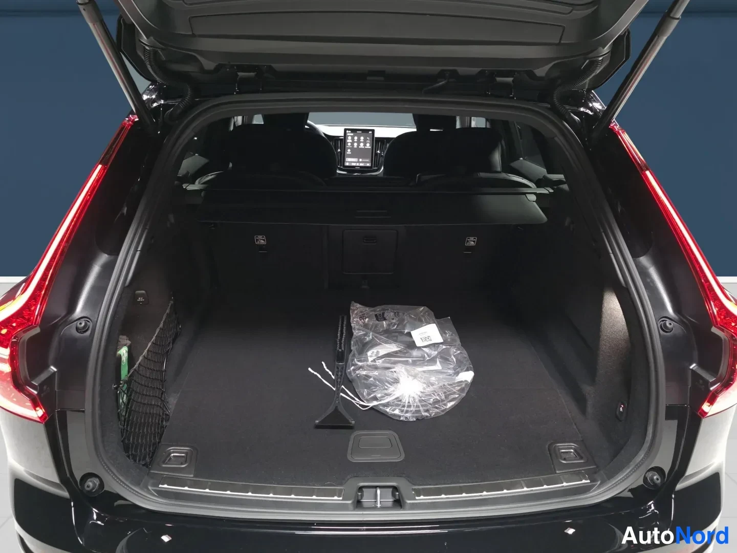 Musta Volvo XC60 2026, takaa, kuva 7