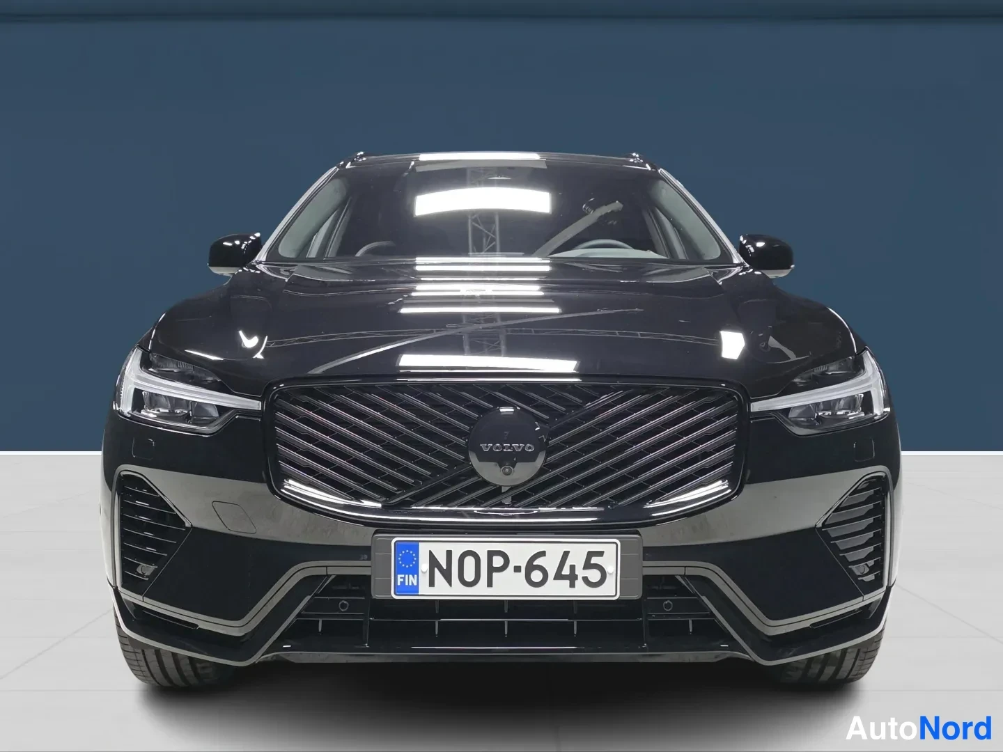 Musta Volvo XC60 2026, edestä, kuva 4