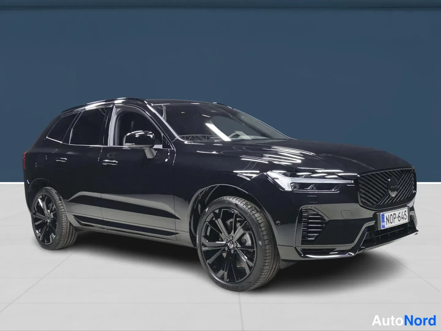 Musta Volvo XC60 2026, etuviisto, keula oikealle, kuva 3