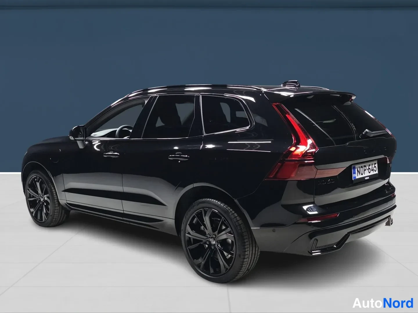 Musta Volvo XC60 2026, etuviisto, keula vasemmalle, kuva 2