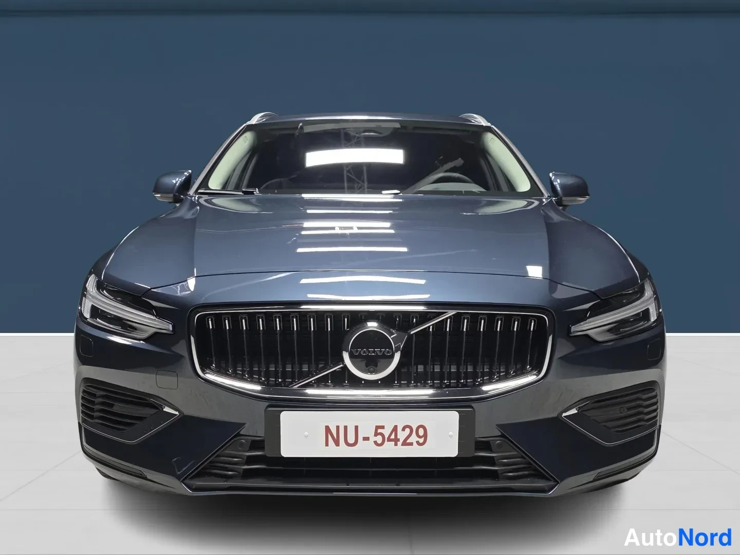 Sininen Volvo V60 2026, edestä, kuva 3