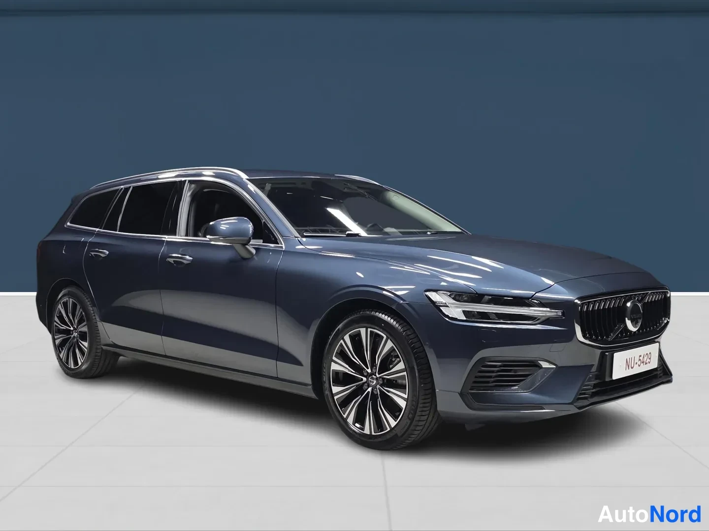 Sininen Volvo V60 2026, etuviisto, keula oikealle, kuva 2