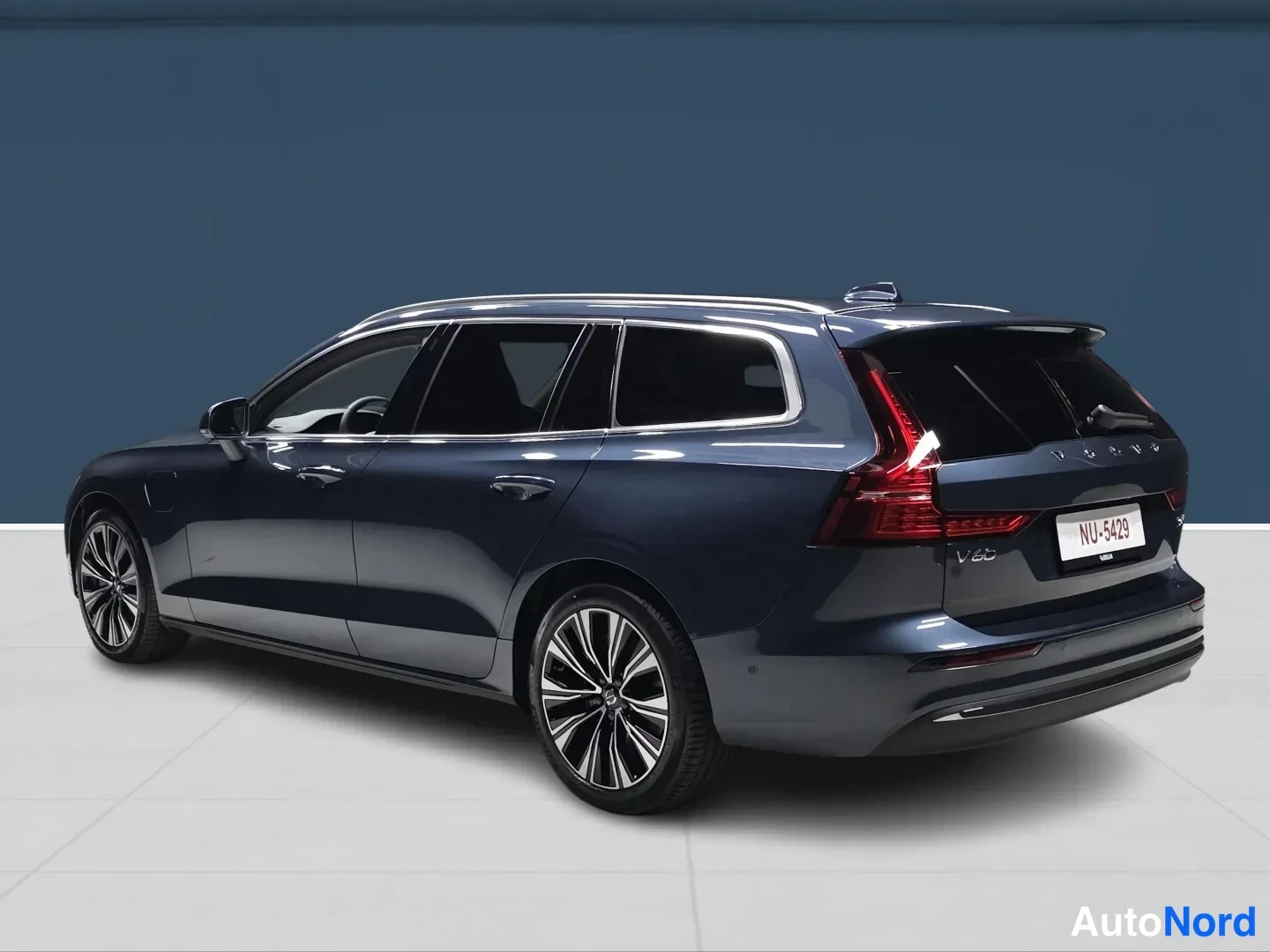 Sininen Volvo V60 2026, takaviisto, kuva 5