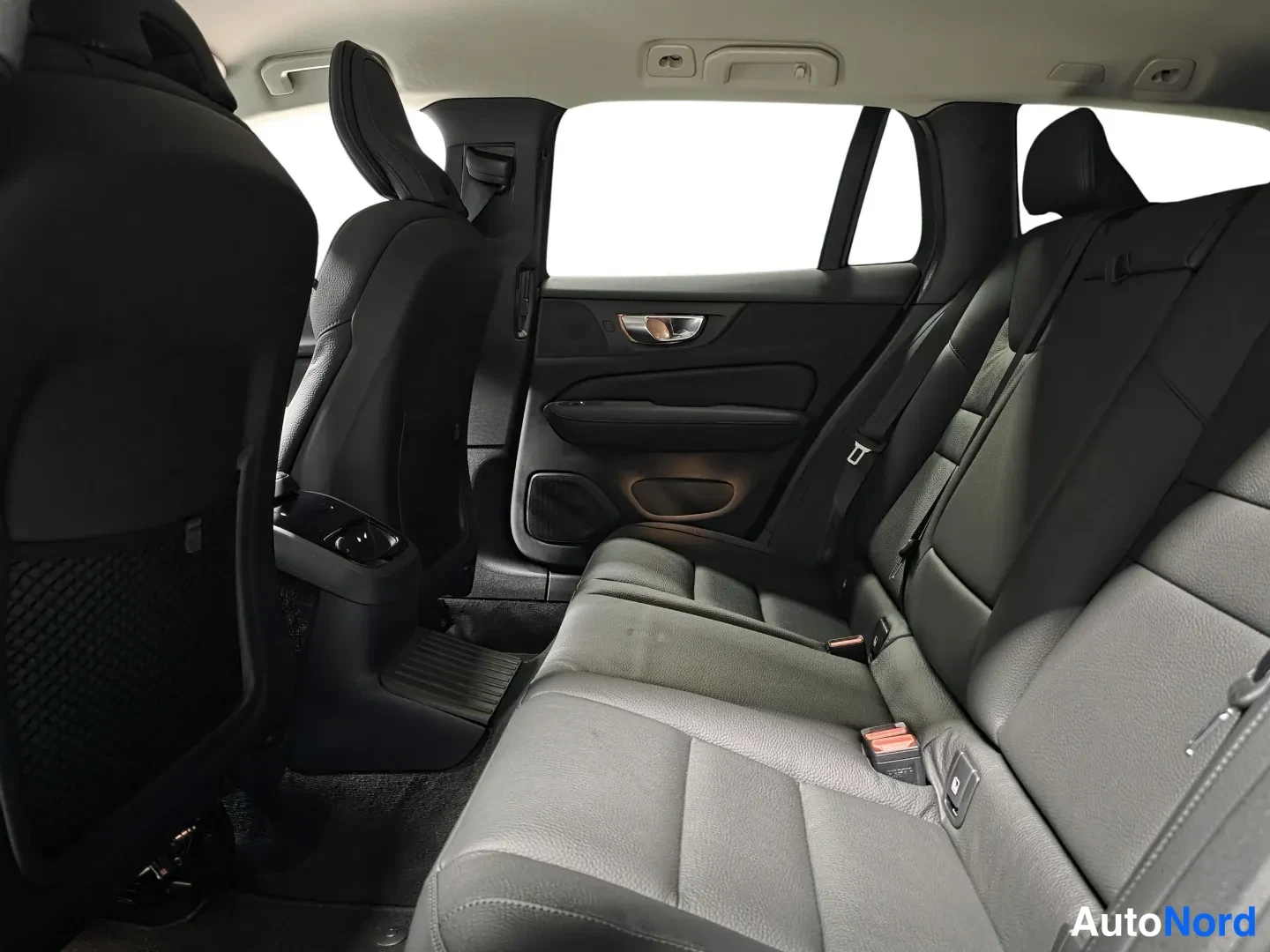 Sininen Volvo V60 2026, kuva 9
