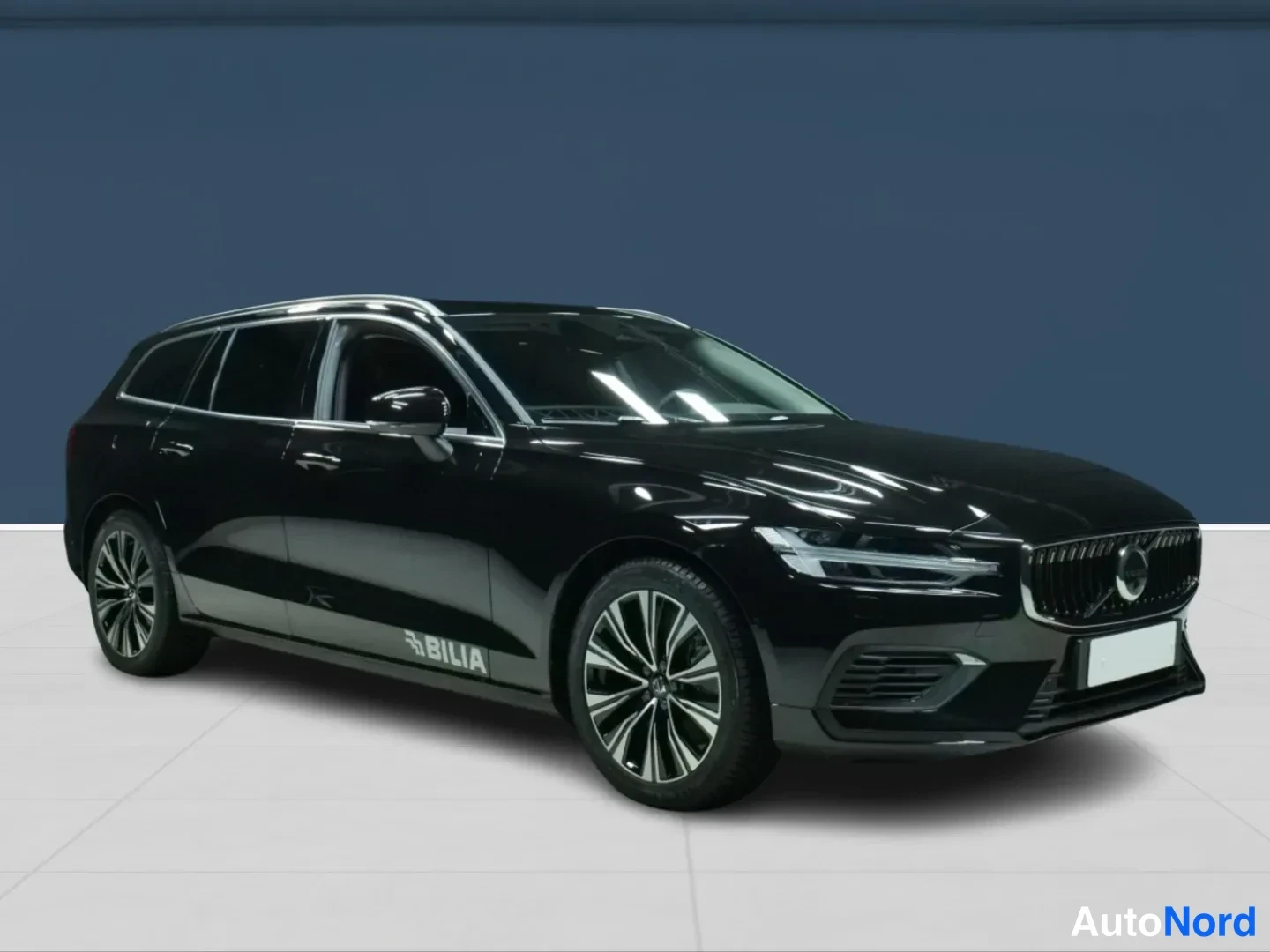 Musta Volvo V60 2026, etuviisto, keula oikealle, kuva 2