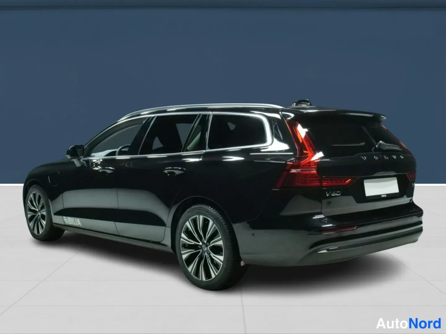 Musta Volvo V60 2026, takaviisto, kuva 5