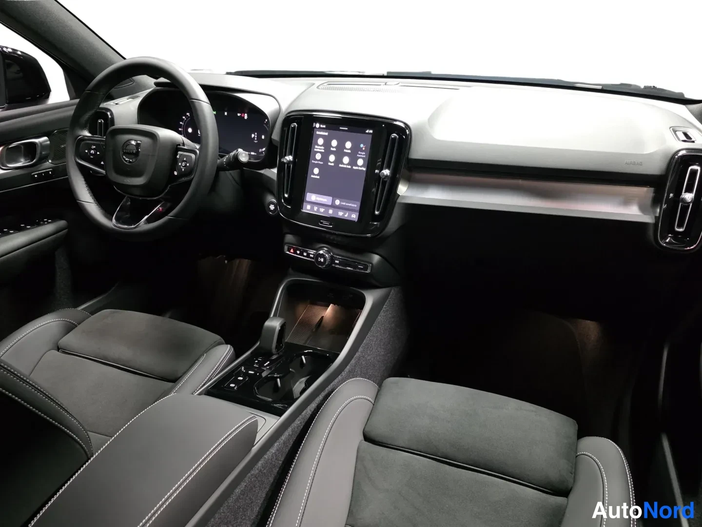 Blue Volvo XC40 2026, photo 16