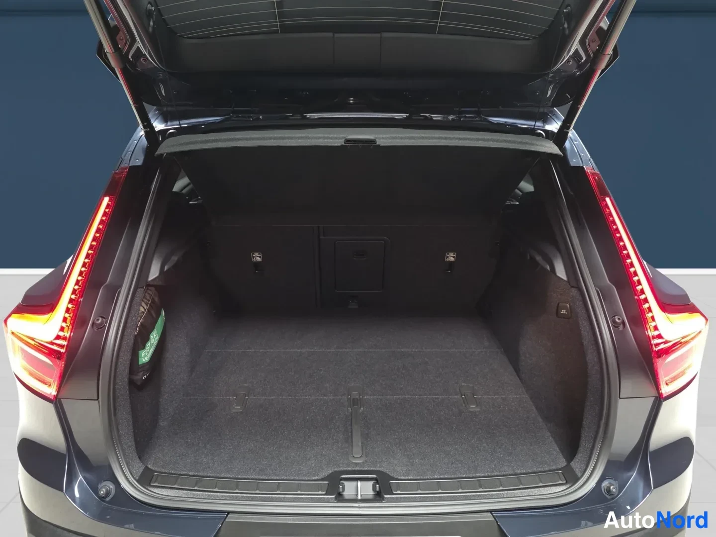 Blue Volvo XC40 2026, rear, photo 6
