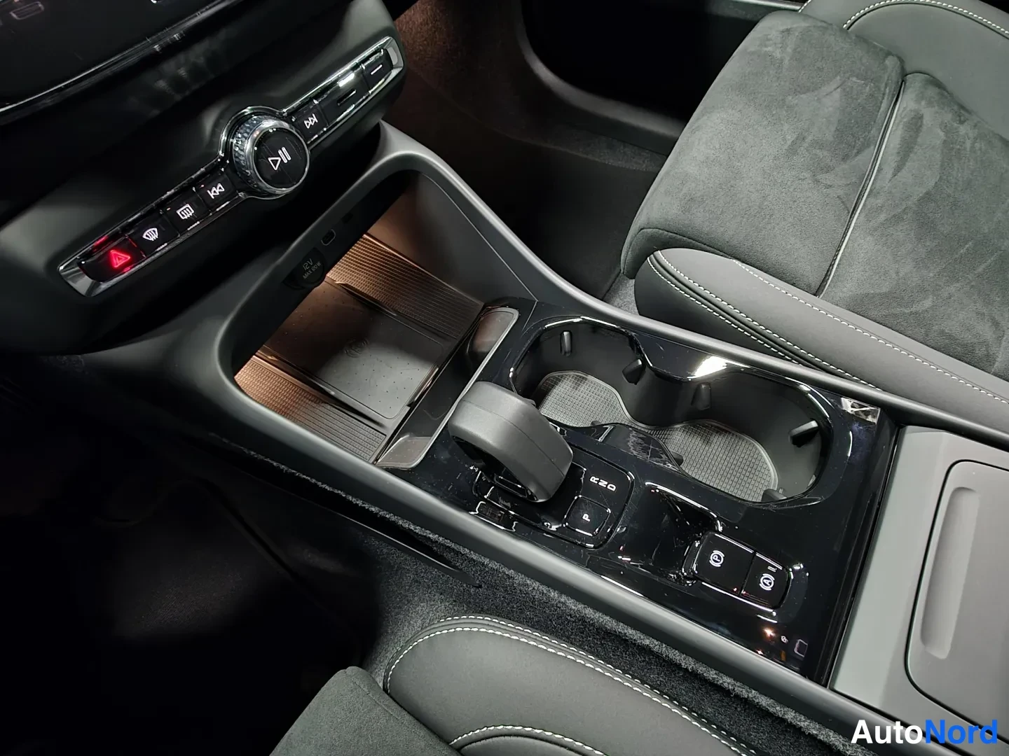 Blue Volvo XC40 2026, photo 13