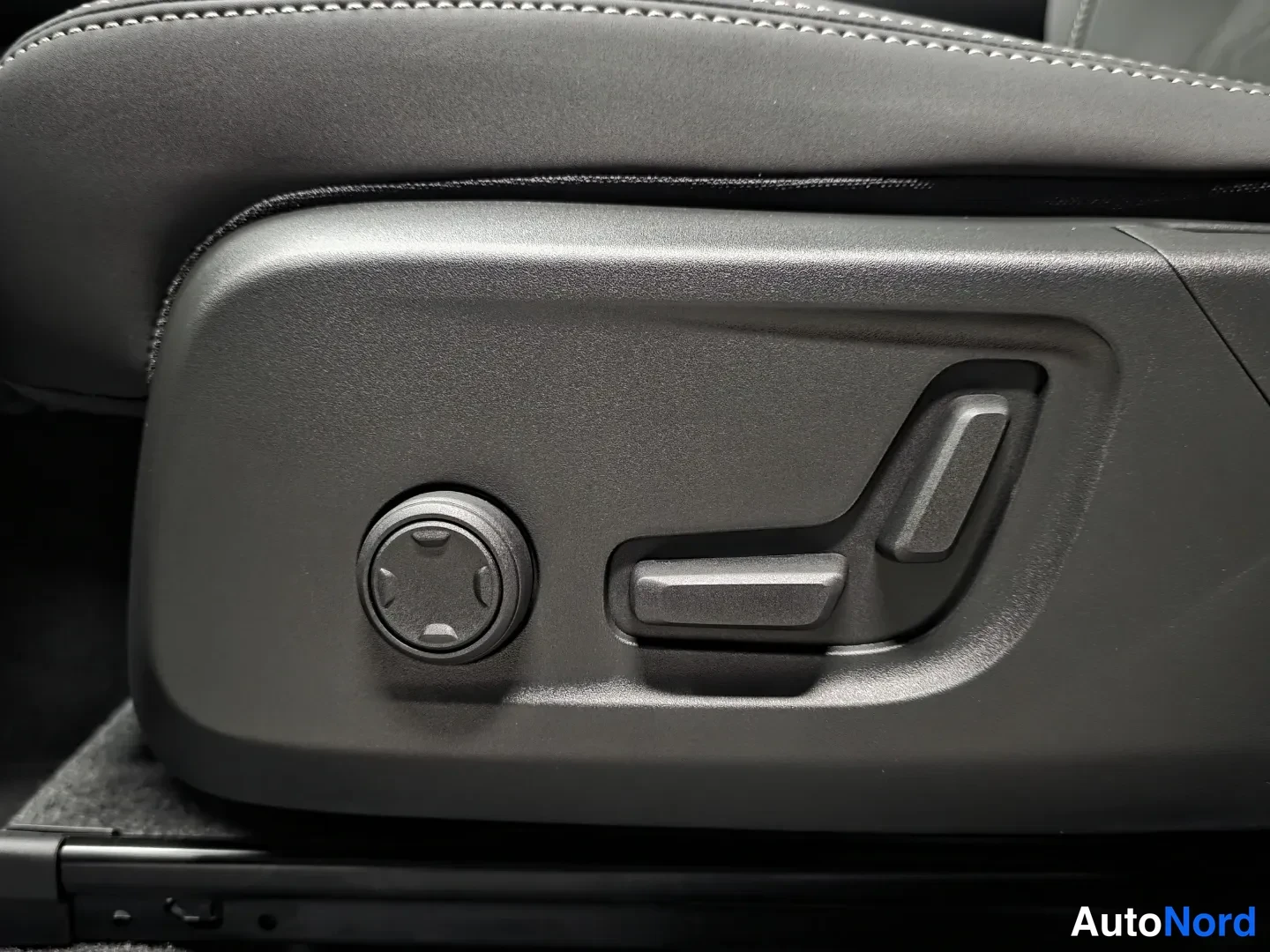 Blue Volvo XC40 2026, photo 15