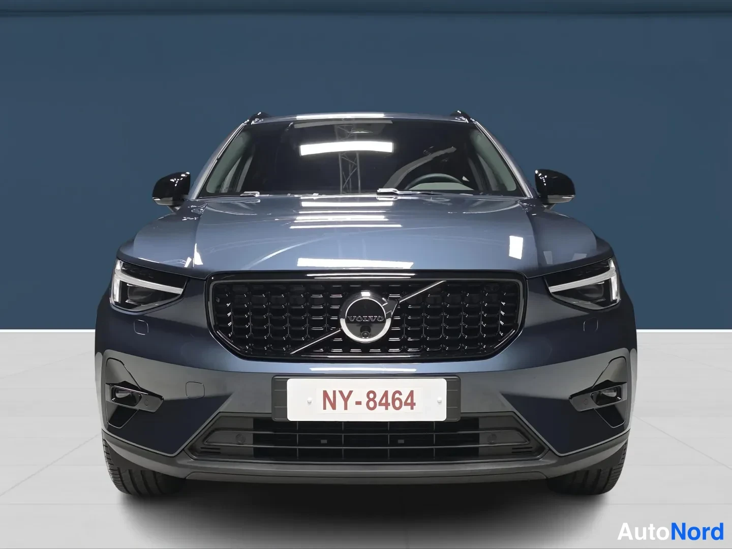 Blue Volvo XC40 2026, front, photo 3