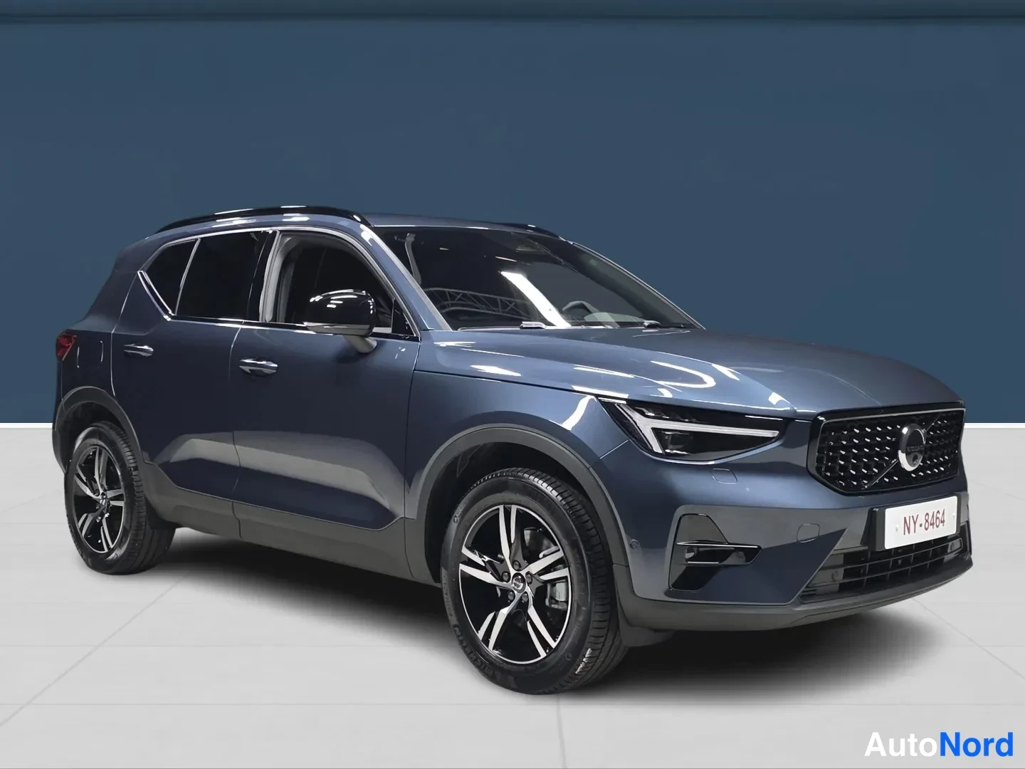 Blue Volvo XC40 2026, front three-quarter, nose to the right, photo 2