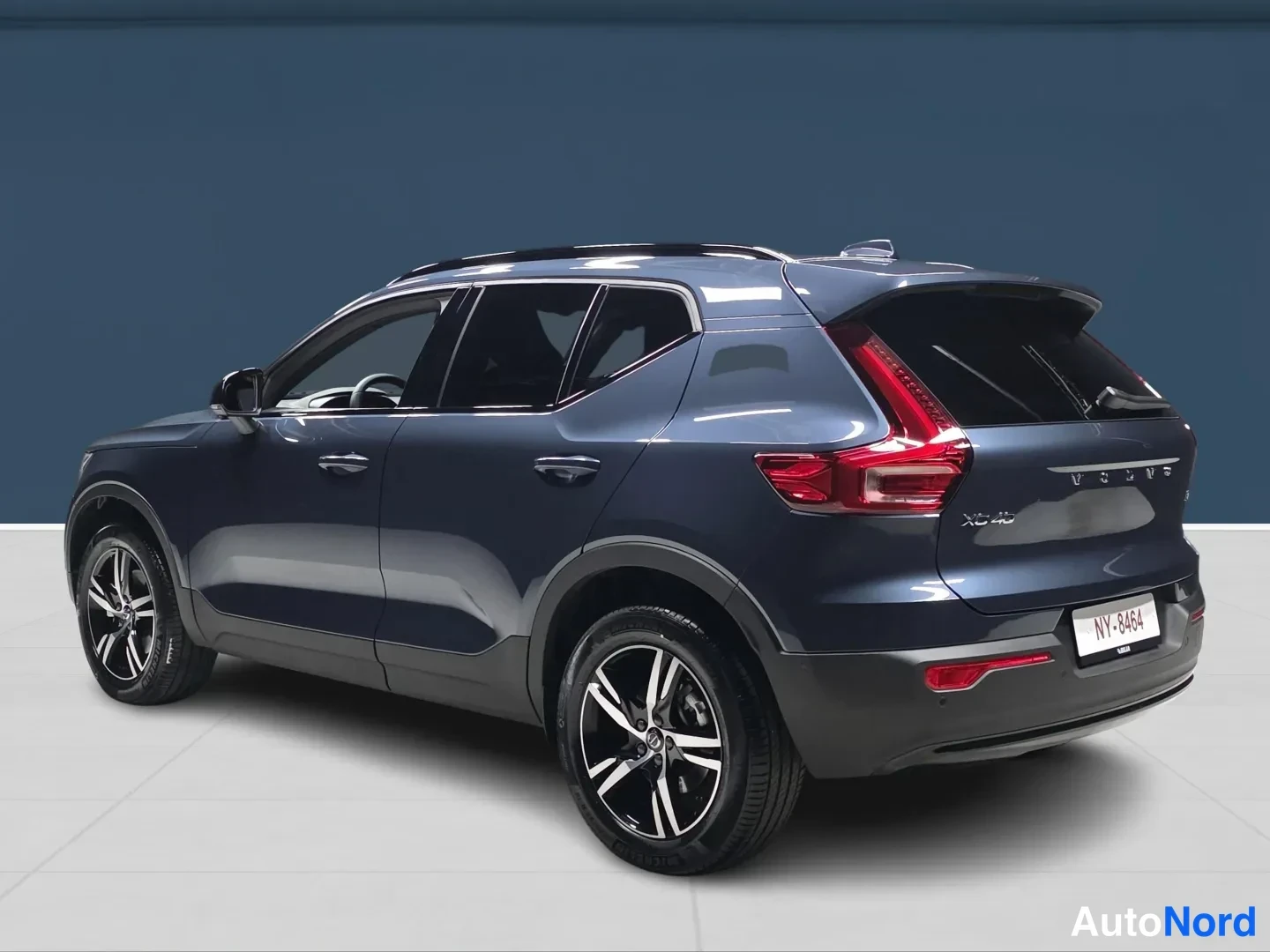 Blue Volvo XC40 2026, rear three-quarter, photo 4