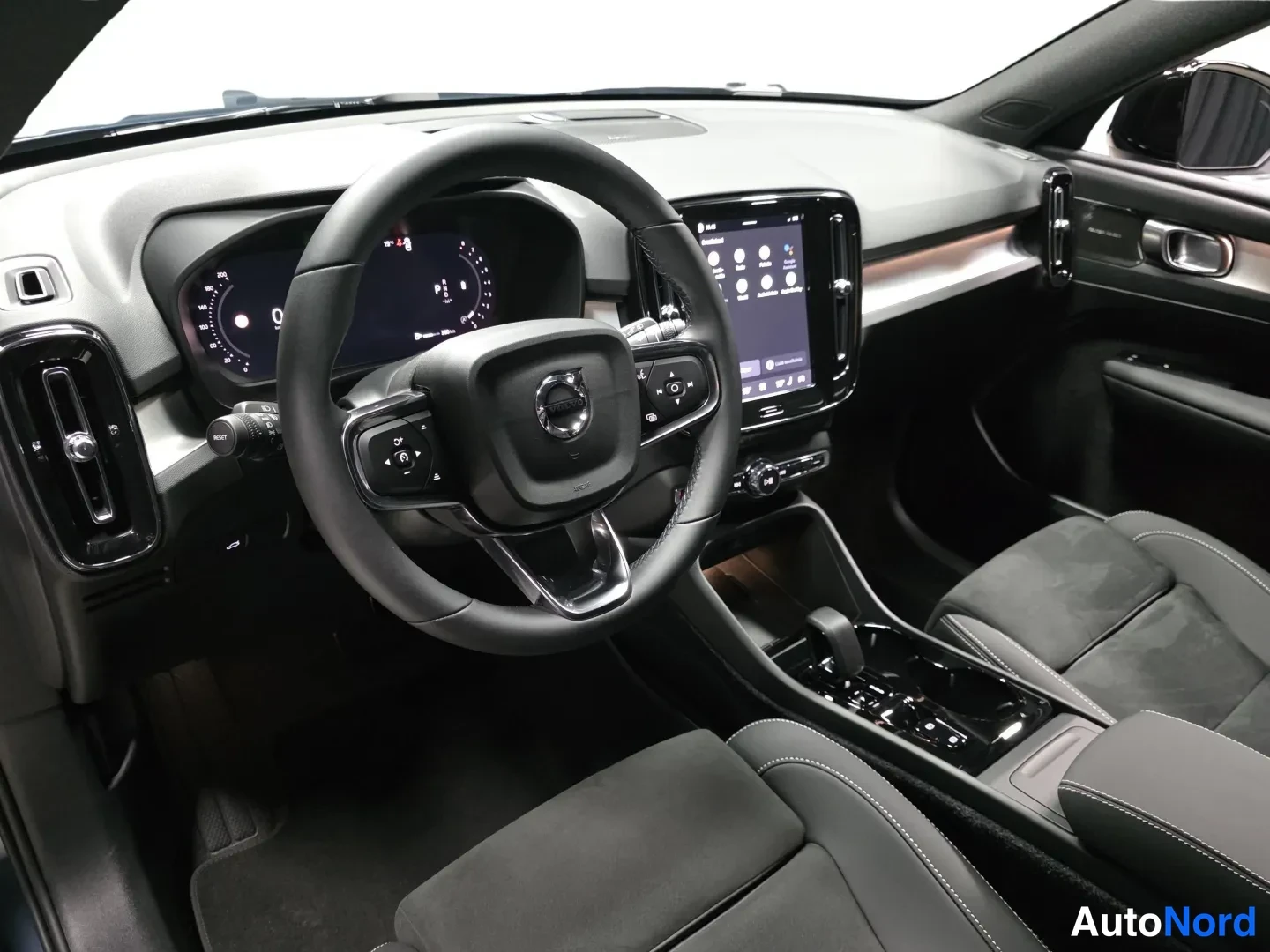 Blue Volvo XC40 2026, photo 8