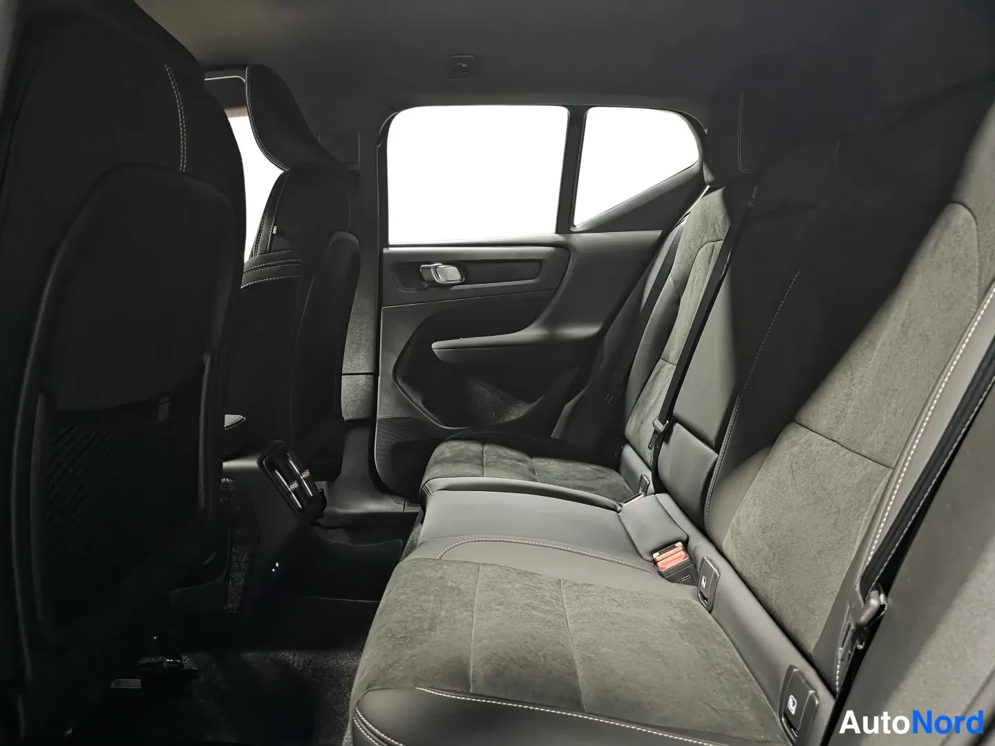 Blue Volvo XC40 2026, photo 9