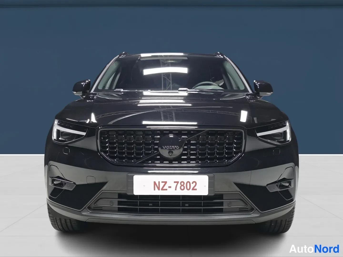 Musta Volvo XC40 2026, edestä, kuva 4