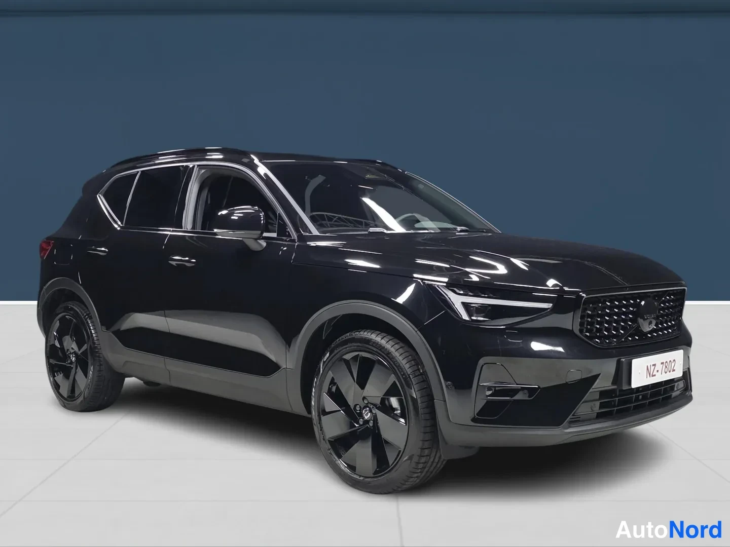 Musta Volvo XC40 2026, etuviisto, keula oikealle, kuva 2