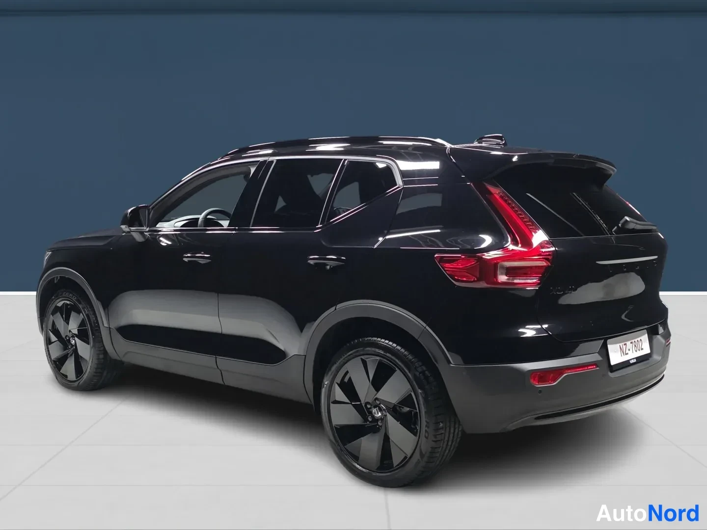 Musta Volvo XC40 2026, takaviisto, kuva 5