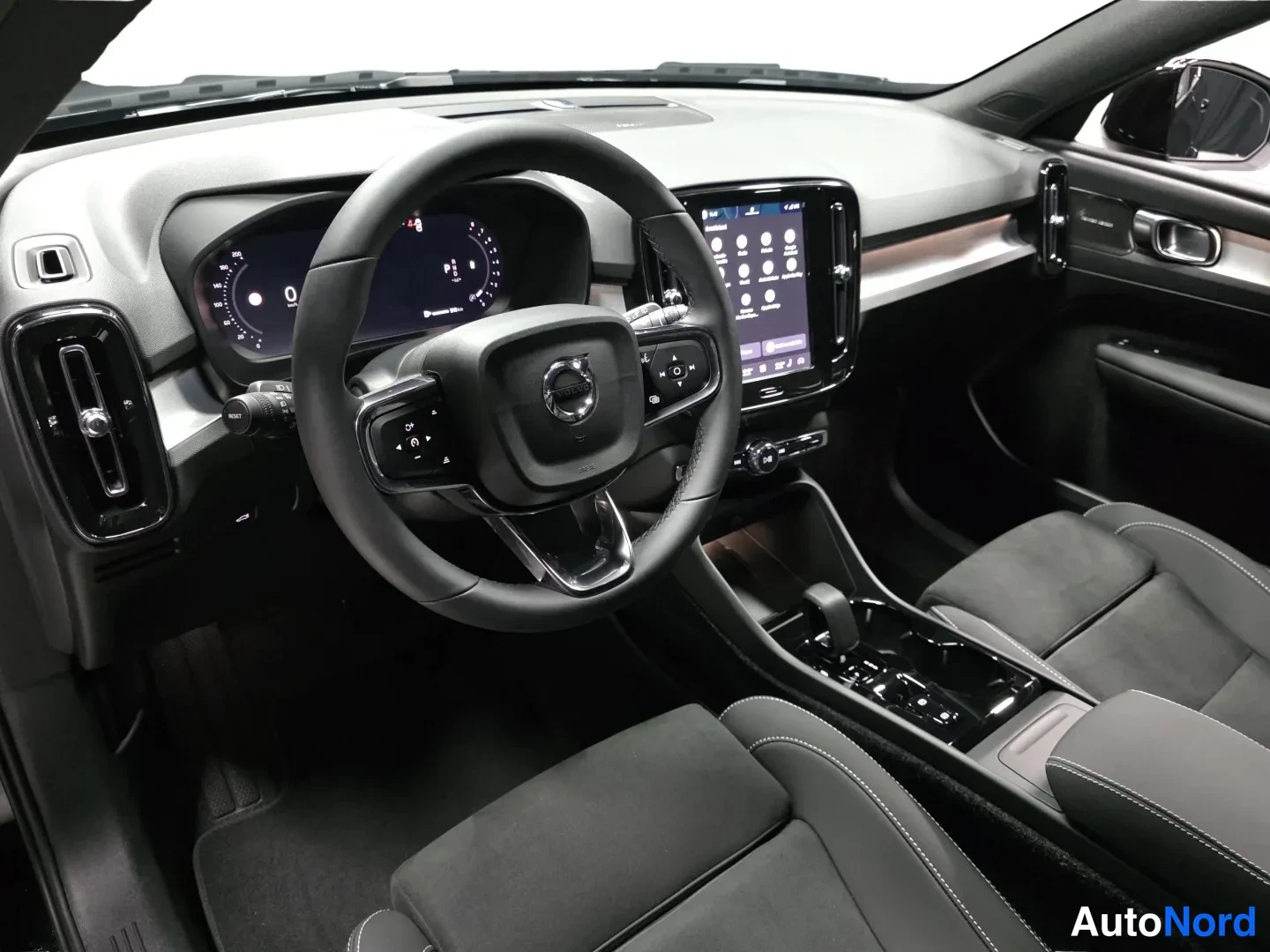 Musta Volvo XC40 2026, etuviisto, kuva 3