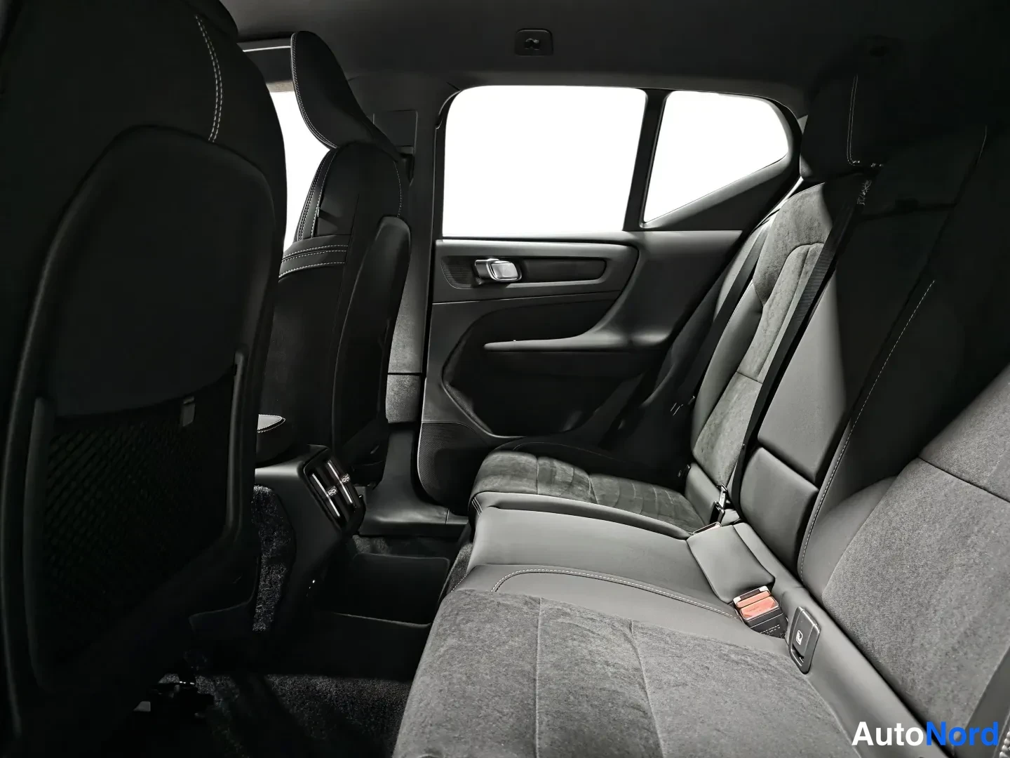 Musta Volvo XC40 2026, kuva 11