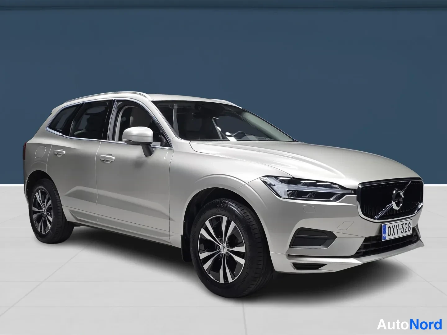 Brown Volvo XC60 2020, front three-quarter, nose to the right, photo 2
