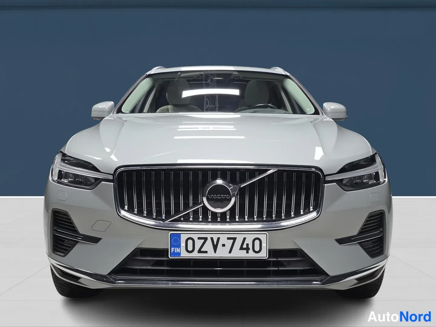 Grey Volvo XC60 2024, front, photo 3