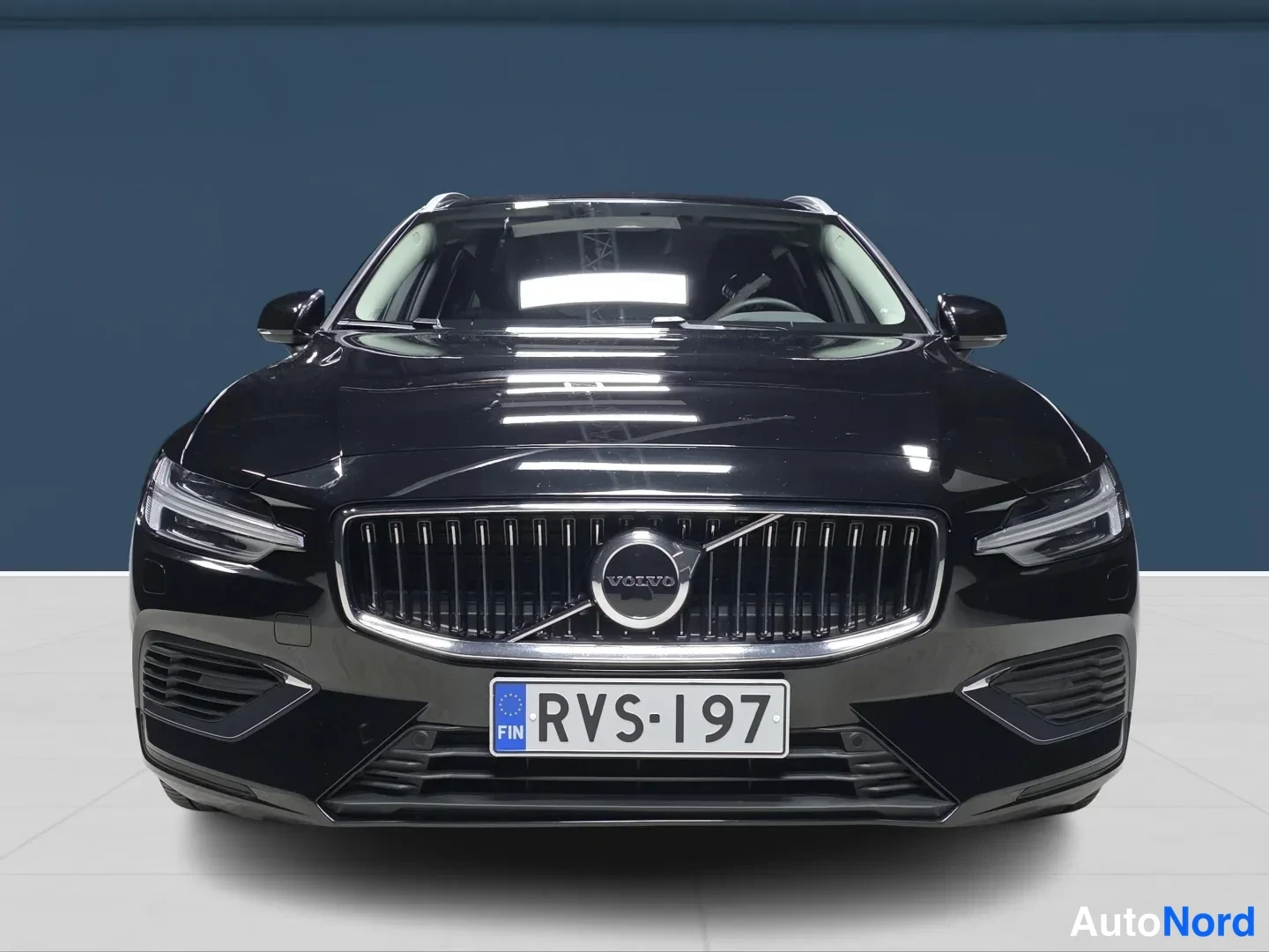 Black Volvo V60 2024, front, photo 3