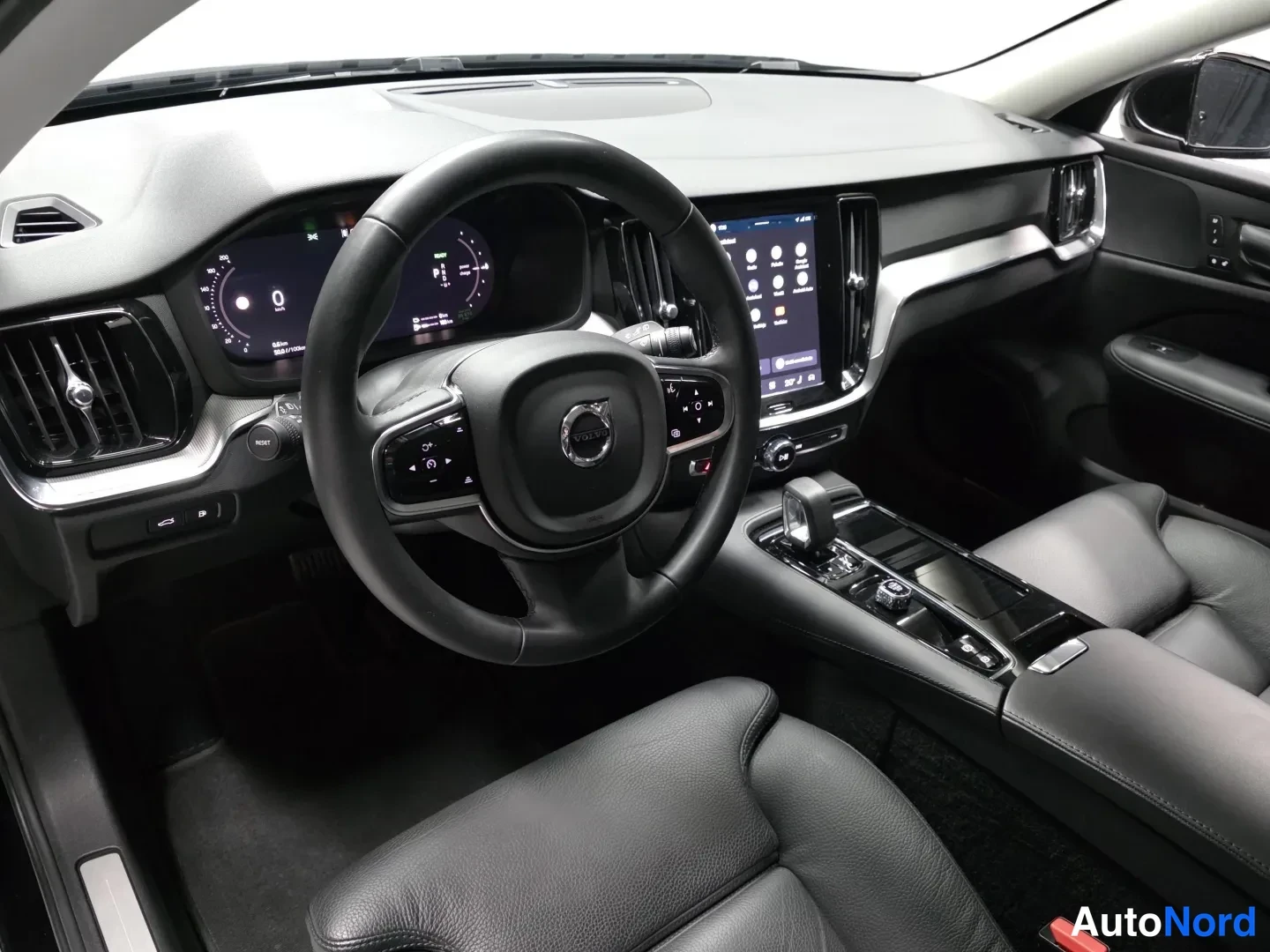 Black Volvo V60 2024, photo 9