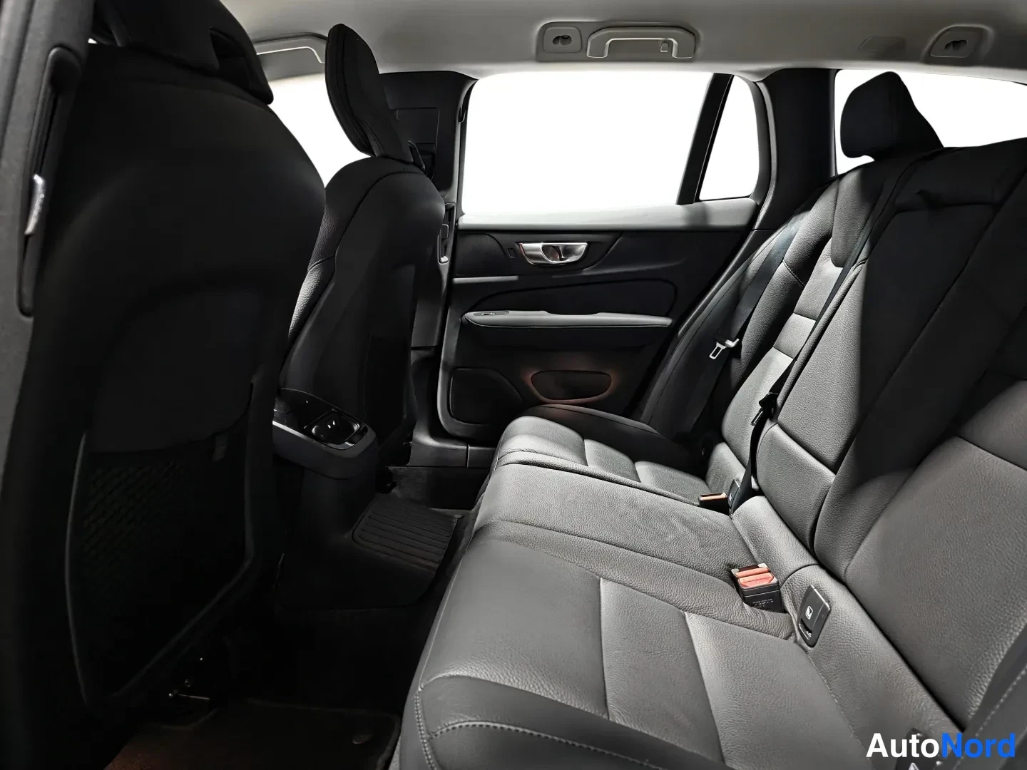 Black Volvo V60 2024, photo 10