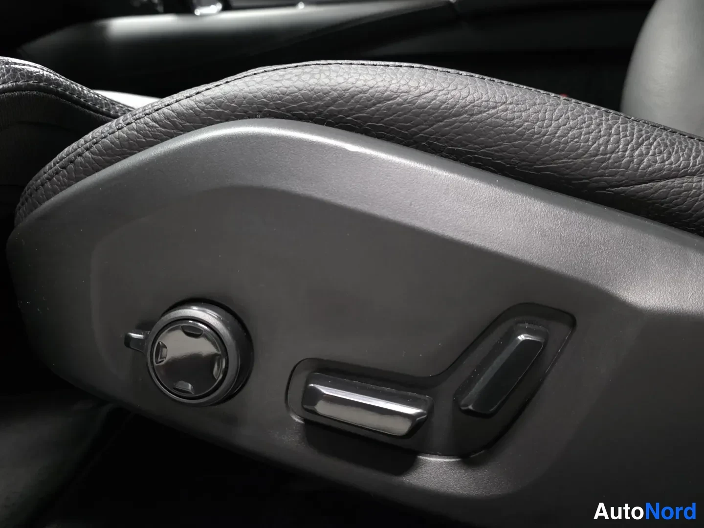 Red Volvo V60 2024, photo 15