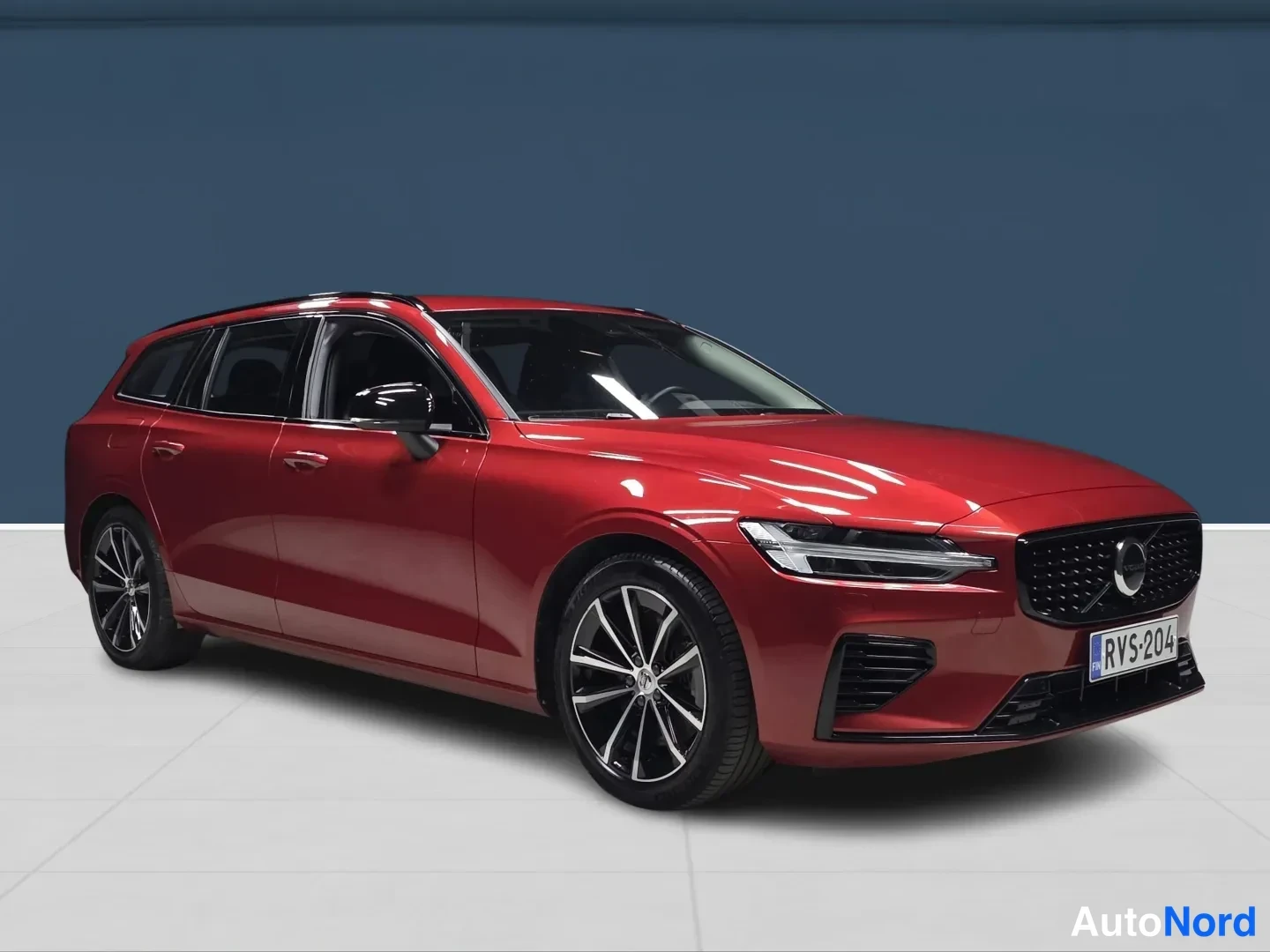 Red Volvo V60 2024, front three-quarter, nose to the right, photo 2
