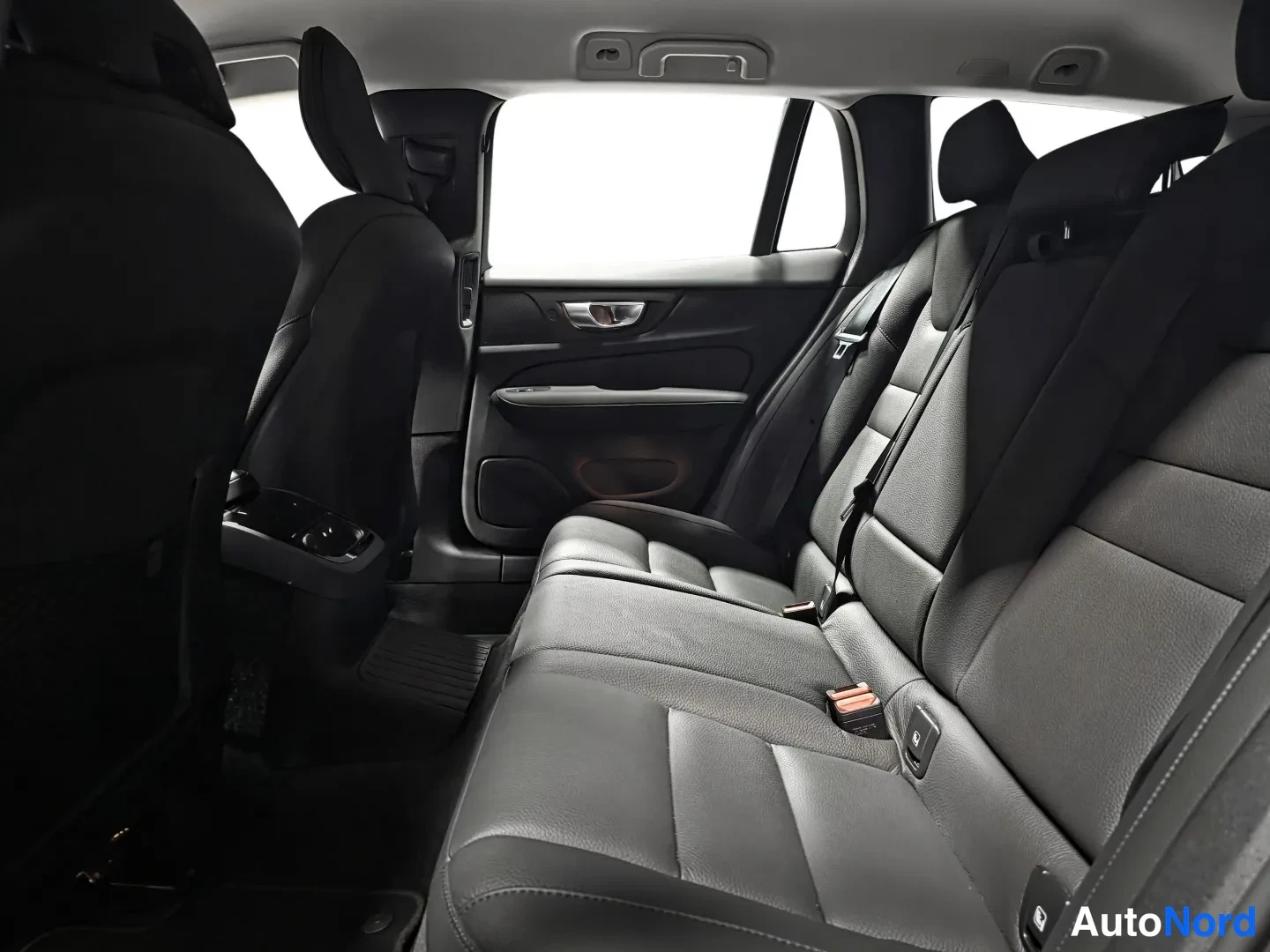 Red Volvo V60 2024, photo 10