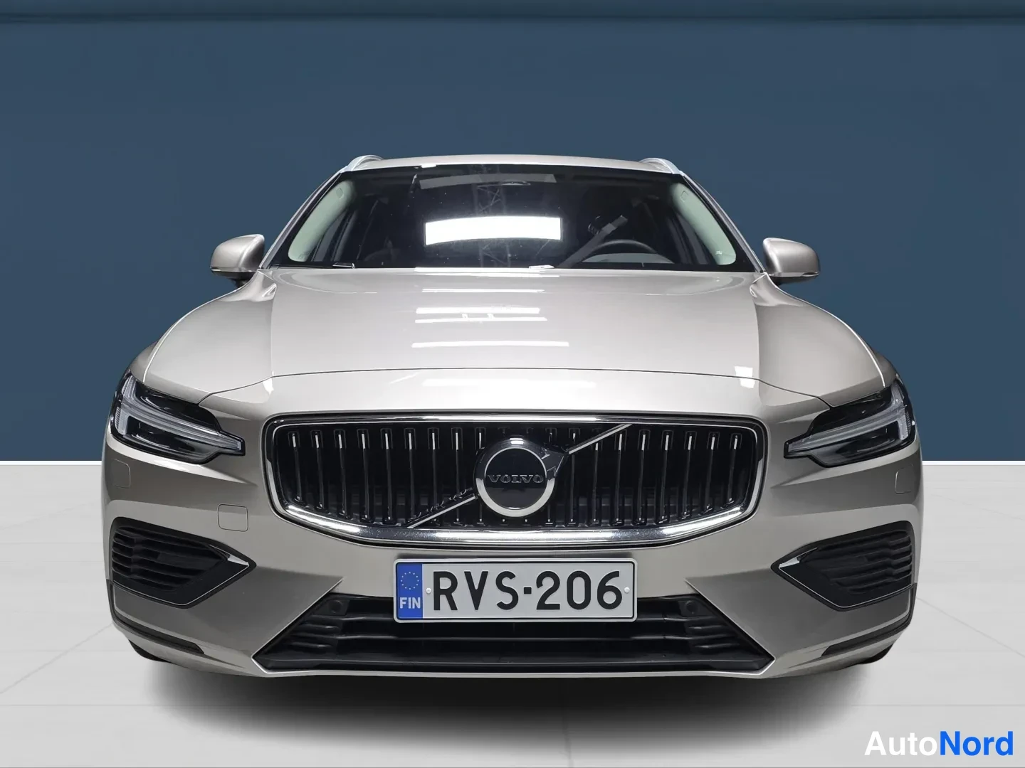 Brown Volvo V60 2024, front, photo 3