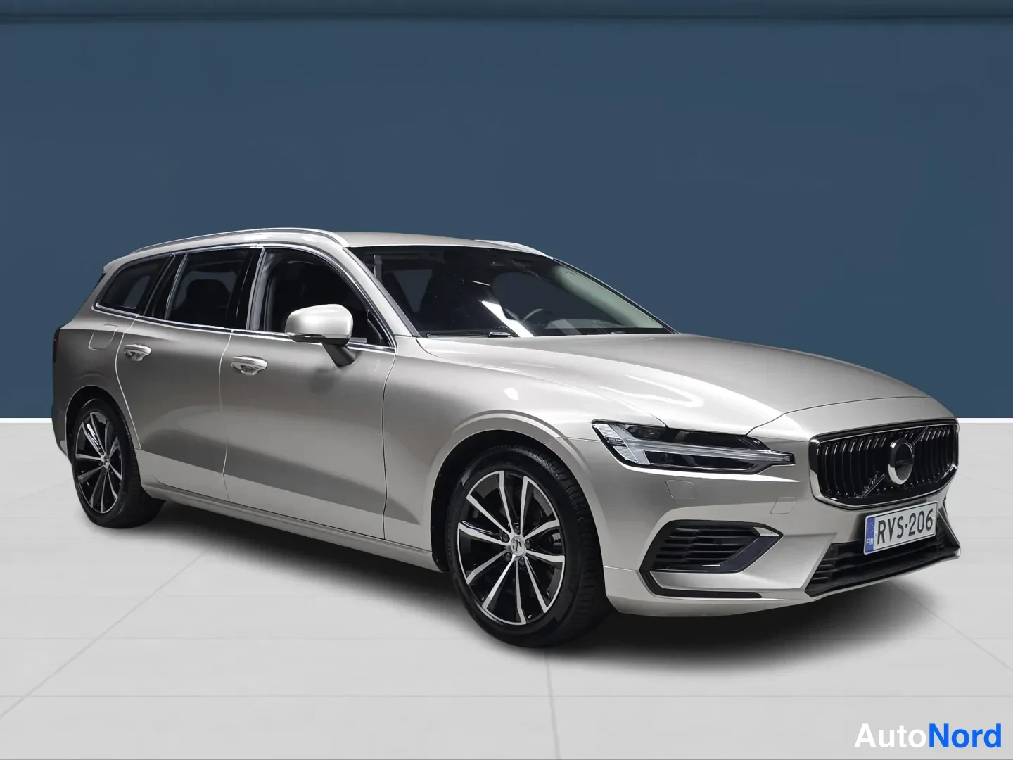 Brown Volvo V60 2024, front three-quarter, nose to the right, photo 2