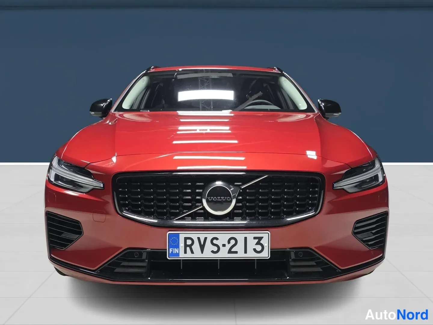 Red Volvo V60 2024, front, photo 3