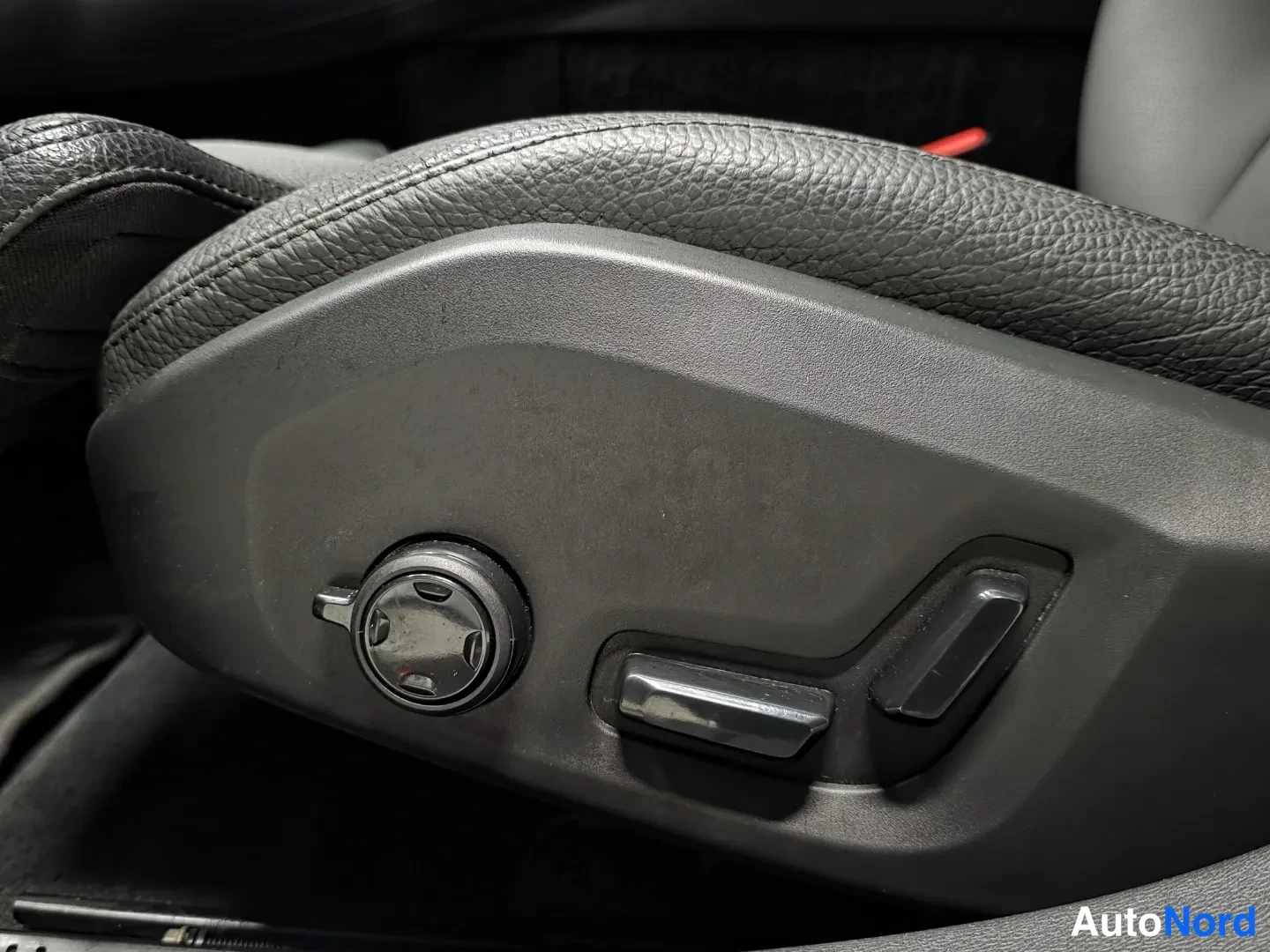Red Volvo V60 2024, photo 14