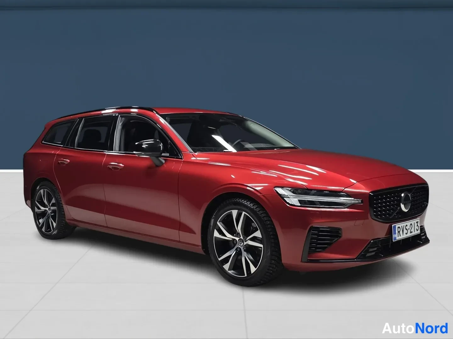 Red Volvo V60 2024, front three-quarter, nose to the right, photo 2