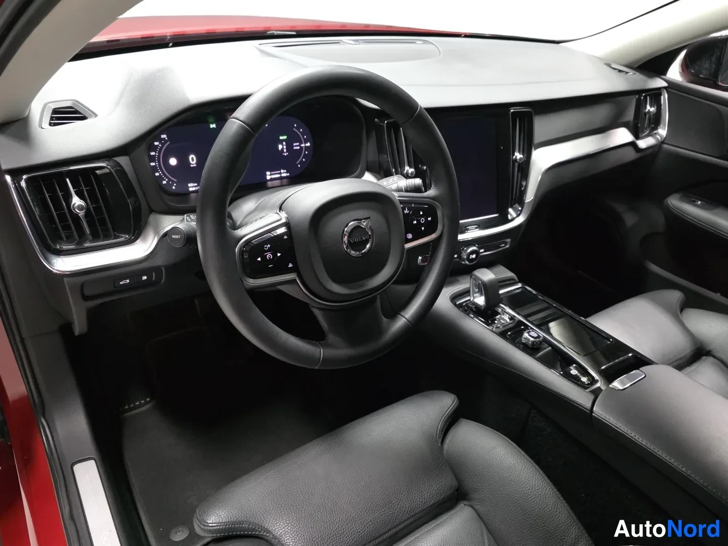 Red Volvo V60 2024, photo 9