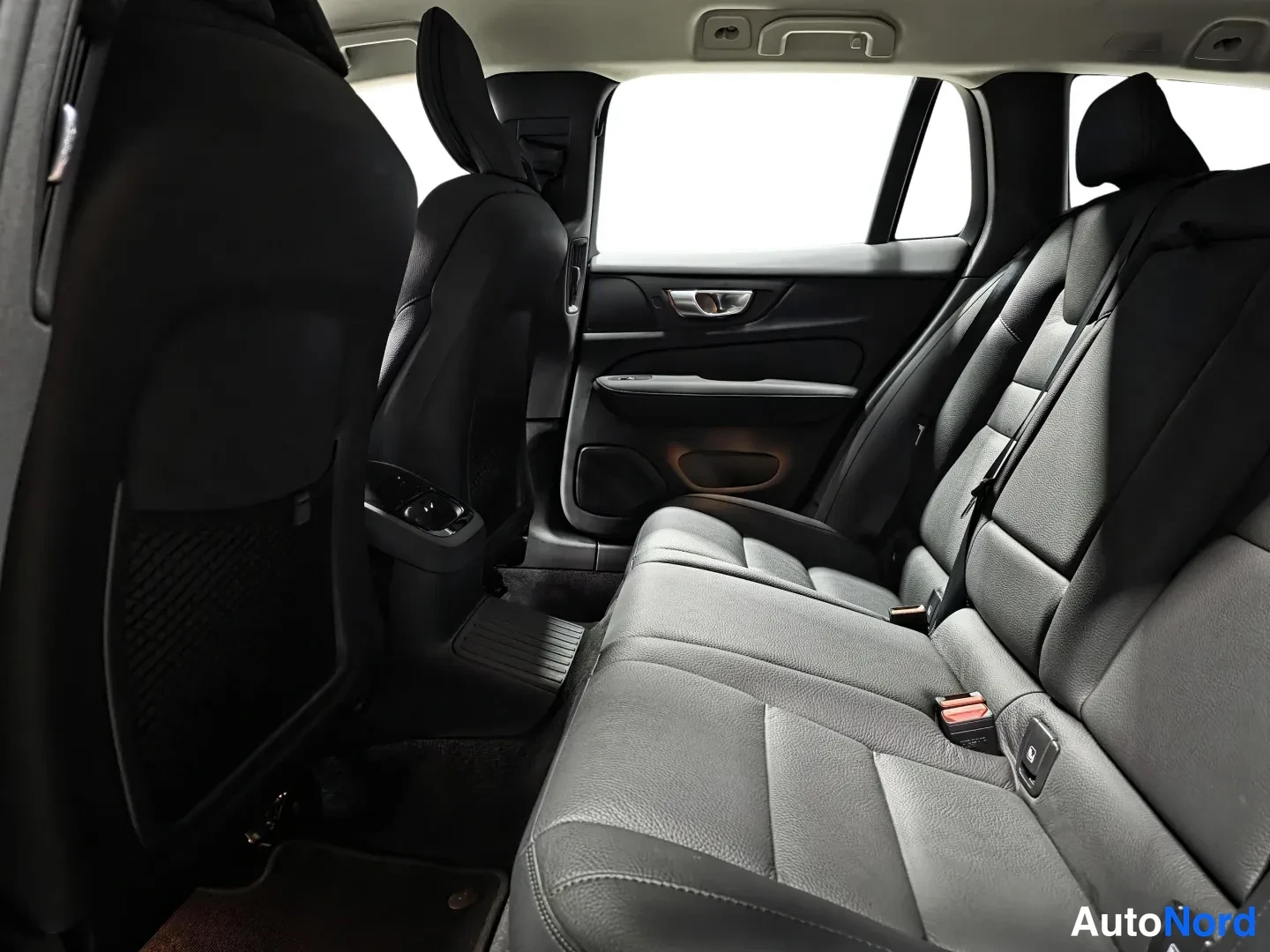 Red Volvo V60 2024, photo 10