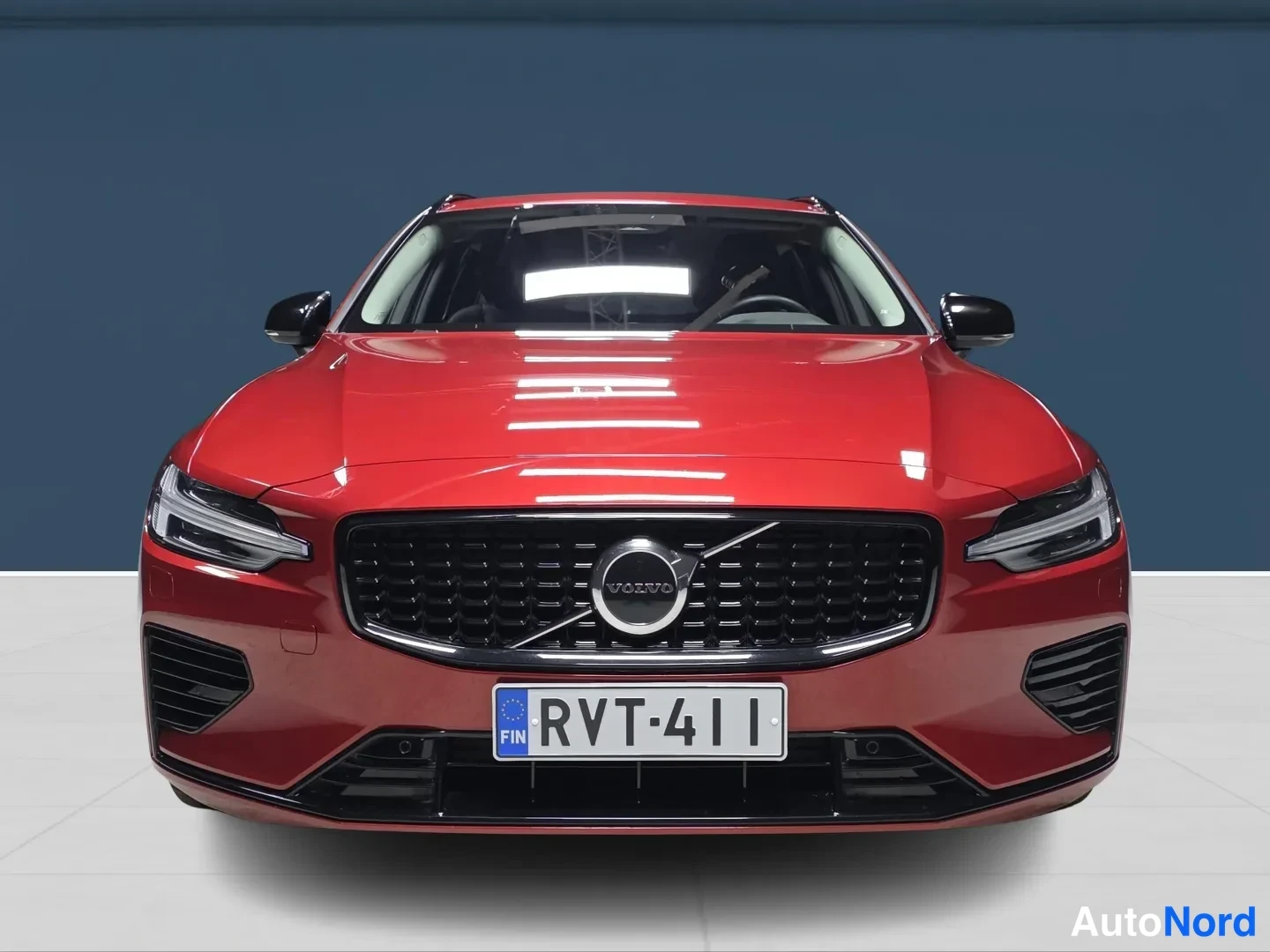 Punainen Volvo V60 2024, edestä, kuva 3