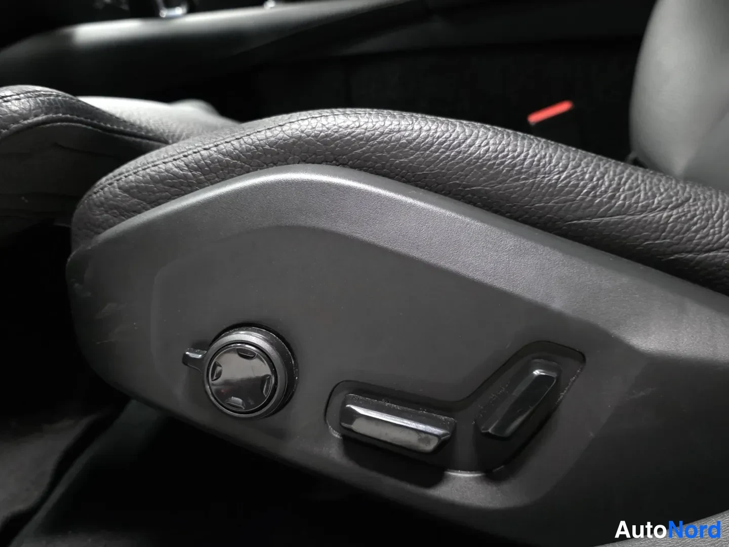 Punainen Volvo V60 2024, kuva 15