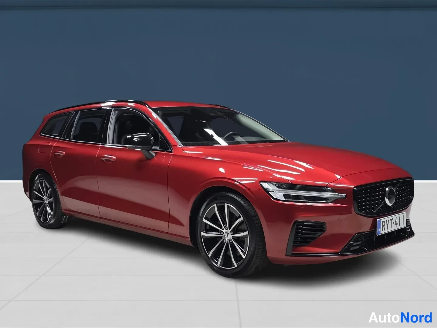 Punainen Volvo V60 2024, etuviisto, keula oikealle, kuva 2