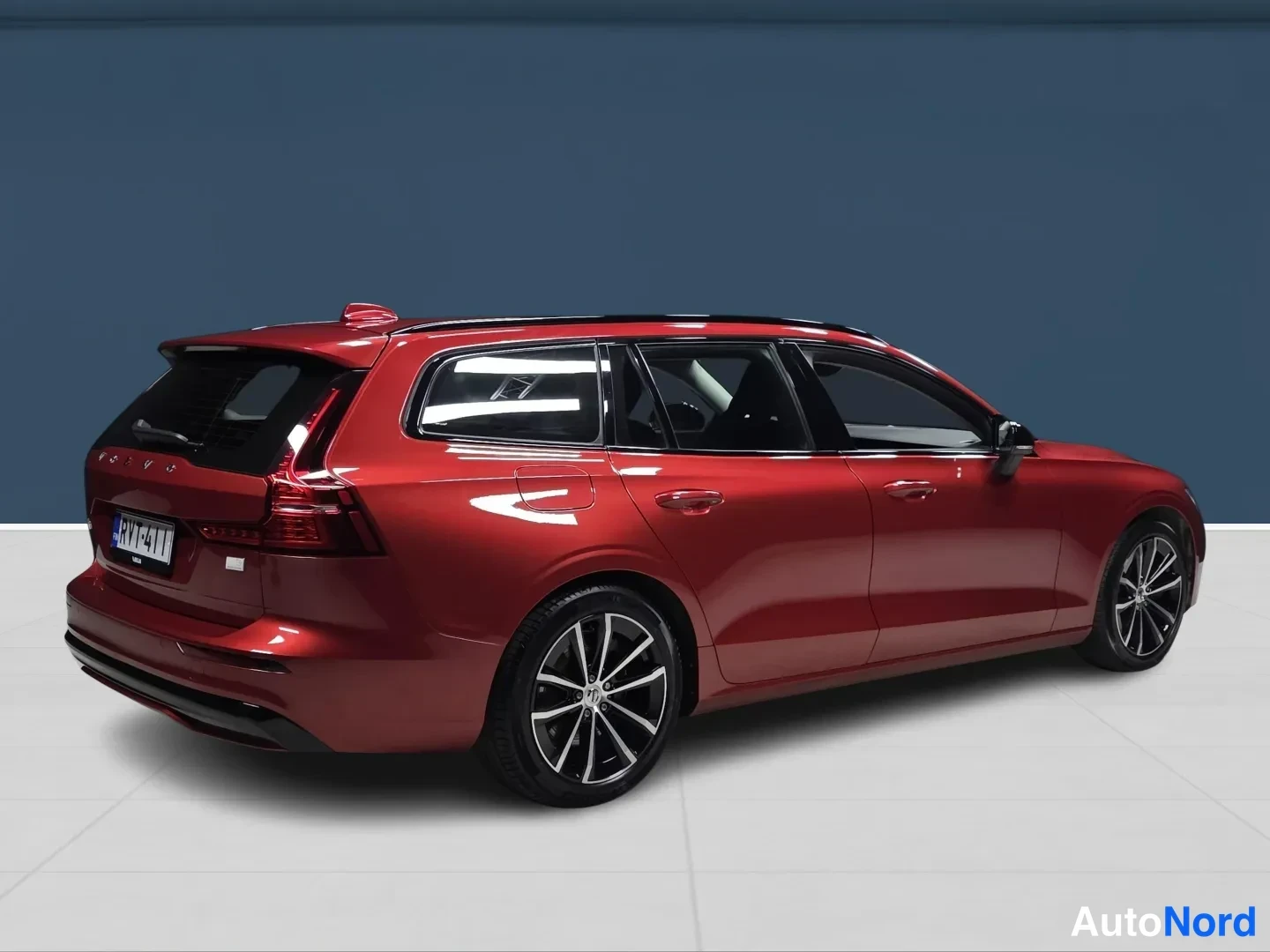 Punainen Volvo V60 2024, takaviisto, kuva 4